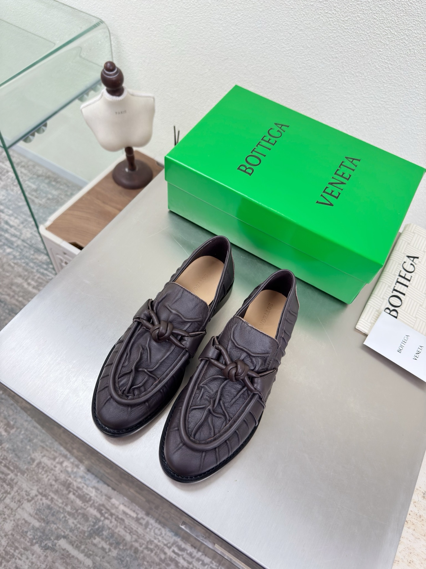 NO:680562,BV old money style pleated leather loafers genuine leather rope fastener decoration BOTTEGA VENET* brown soft lambskin women's Astaire loafers original one-to-one method soft lambskin another popular trend today Ceiling The most versatile color Exquisite flat bottom Wrapped fabric Same color heel leather Designed with care Never sloppy Durable and comfortable ———————————— Upper material Soft lambskin  The material is soft and smooth. Hand-sewn rear zipper opening and closing design. Sexy and comfortable. Hand-stitched technology. The inner lining of the foot pads is made of sheepskin, which is comfortable and high-end. The nailed outsole is made of the original mold. The same genuine leather outsole is matched to the standard. The original packaging is used. The shoe bag is printed with glue logo technology. The most high-end in the market. Hot melt glue is used to shape the toe and heel. Easy to rebound and not deformed. Flat series. Fabric wrapping technology. Italian computer sewing machine is used for upper stitching. Fine workmanship.  Choose original packaging 35 36 37 38 39 40 41 42 43 (40 41 42 43 customized), loafers, bottega veneta, bottega veneta, loafers, sheepskin, Leather soles19860909BV 老钱风 褶皱皮 乐福鞋 真皮结绳扣件装饰 BOTTEGA VENET* 咖啡色 柔软小羊皮 女士Astaire乐福 单鞋  原版一比一做法 柔软小羊皮 当今流行的又一趋势 天花板啦 最全色百搭 精致平底 包裹面料 同色跟皮 用心设计 绝不马虎 耐穿舒适 —————————————— 鞋面材质 柔软小羊皮  材质柔软顺滑 手工缝制后拉链开合设计 性感舒适 手工缝制工艺 垫脚内里选用羊皮内里舒适高端 打钉大底选用原版开模 一致真皮大底  对标对版 选用原版包装 鞋子布袋采用印胶logo工艺 市场最高端 采用热熔胶定型鞋头 后跟 易回弹不变形 平底 系列 包面料工艺 鞋面车线选用意大利电脑针车 做工精细 选用原版包装  35 36 37 38 39 40 41 42 43 （40 41 42 43定制）,乐福鞋,bottega veneta,bottega veneta,loafers,sheepskin,Leather soles,Women's Shoes