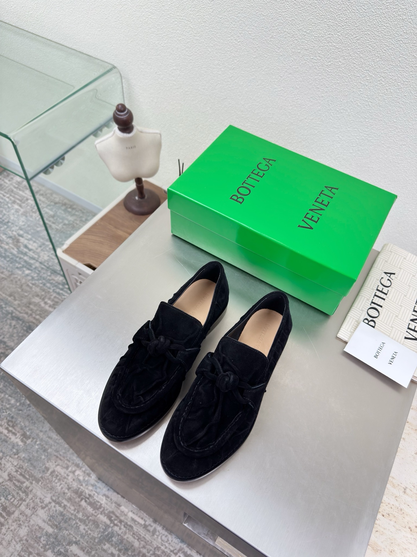 NO:680564,BV old money style pleated leather loafers genuine leather rope fastener decoration BOTTEGA VENET* black cow suede women's Astaire loafers original one to one method cow suede material another popular trend today Ceiling The most versatile color Exquisite flat bottom Wrapped fabric Same color heel leather Designed with care Never sloppy Durable and comfortable ———————————— Upper material  Cow suede material is soft and smooth. Hand-stitched rear zipper closure design. Sexy and comfortable. Hand-stitched craftsmanship. The inner lining of the foot pads is made of sheepskin, which is comfortable and high-end. The nailed outsole is made of the original mold. The same leather outsole is matched to the standard. The original packaging is used. The shoe bag is printed with glue logo technology. The most high-end in the market. Hot melt glue is used to shape the toe. The heel is easy to rebound and does not deform. Flat series. Packing fabric technology  The upper stitching is made by an Italian computer sewing machine with fine workmanship and original packaging. 35 36 37 38 39 40 41 42 43 (40 41 42 43 customized), loafers, bottega veneta, bottega veneta, loafers, sheepskin, chamois leather, Leather soles19860909BV 老钱风 褶皱皮 乐福鞋 真皮结绳扣件装饰 BOTTEGA VENET* 黑色 牛反绒麂皮 女士Astaire乐福 单鞋  原版一比一做法 牛反绒麂皮材质 当今流行的又一趋势 天花板啦 最全色百搭 精致平底 包裹面料 同色跟皮 用心设计 绝不马虎 耐穿舒适 —————————————— 鞋面材质 牛反绒麂皮 材质柔软顺滑 手工缝制后拉链开合设计 性感舒适 手工缝制工艺 垫脚内里选用羊皮内里舒适高端 打钉大底选用原版开模 一致真皮大底  对标对版 选用原版包装 鞋子布袋采用印胶logo工艺 市场最高端 采用热熔胶定型鞋头 后跟 易回弹不变形 平底 系列 包面料工艺 鞋面车线选用意大利电脑针车 做工精细 选用原版包装  35 36 37 38 39 40 41 42 43 （40 41 42 43定制）,乐福鞋,bottega veneta,bottega veneta,loafers,sheepskin,chamois leather,Leather soles,Women's Shoes