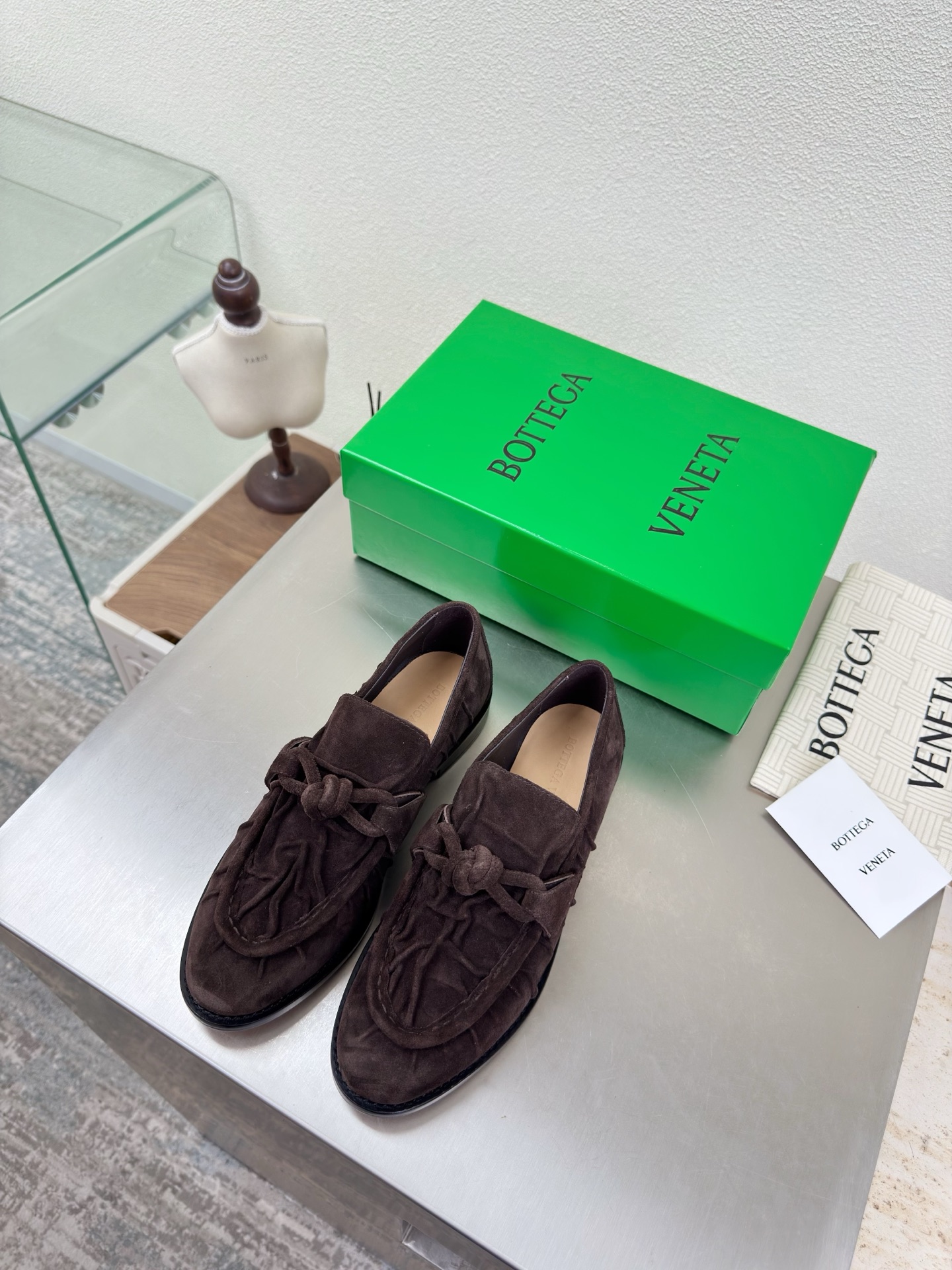 NO:680571,BV old money style pleated leather loafers genuine leather rope fastener decoration BOTTEGA VENET* brown cow suede women's Astaire loafers original one-to-one method cow suede material another popular trend today Ceiling The most versatile colors Exquisite flat bottom Wrapped fabric Same color heel leather Designed with care Never sloppy Durable and comfortable ———————————— Upper material  Cow suede material is soft and smooth. Hand-stitched rear zipper closure design. Sexy and comfortable. Hand-stitched craftsmanship. The inner lining of the foot pads is made of sheepskin, which is comfortable and high-end. The nailed outsole is made of the original mold. The same leather outsole is matched to the standard. The original packaging is used. The shoe bag is printed with glue logo technology. The most high-end in the market. Hot melt glue is used to shape the toe. The heel is easy to rebound and does not deform. Flat series. Packing fabric technology  The upper stitching is made by an Italian computer sewing machine with fine workmanship and original packaging. 35 36 37 38 39 40 41 42 43 (40 41 42 43 customized), loafers, bottega veneta, bottega veneta, loafers, sheepskin, chamois leather, Leather soles19860909BV 老钱风 褶皱皮 乐福鞋 真皮结绳扣件装饰 BOTTEGA VENET* 咖啡色牛反绒麂皮 女士Astaire乐福 单鞋  原版一比一做法 牛反绒麂皮材质 当今流行的又一趋势 天花板啦 最全色百搭 精致平底 包裹面料 同色跟皮 用心设计 绝不马虎 耐穿舒适 —————————————— 鞋面材质 牛反绒麂皮 材质柔软顺滑 手工缝制后拉链开合设计 性感舒适 手工缝制工艺 垫脚内里选用羊皮内里舒适高端 打钉大底选用原版开模 一致真皮大底  对标对版 选用原版包装 鞋子布袋采用印胶logo工艺 市场最高端 采用热熔胶定型鞋头 后跟 易回弹不变形 平底 系列 包面料工艺 鞋面车线选用意大利电脑针车 做工精细 选用原版包装  35 36 37 38 39 40 41 42 43 （40 41 42 43定制）,乐福鞋,bottega veneta,bottega veneta,loafers,sheepskin,chamois leather,Leather soles,Women's Shoes