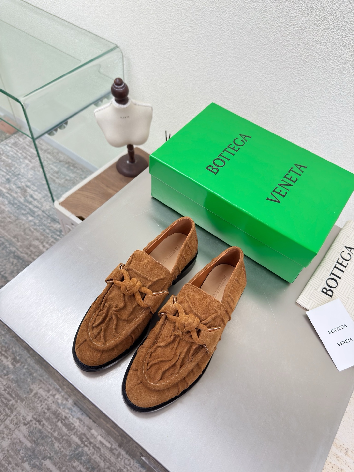 NO:680573,BV old money style pleated leather loafers genuine leather rope fastener decoration BOTTEGA VENET* brown cow suede women's Astaire loafers original one to one method cow suede material another popular trend today Ceiling The most versatile colors Exquisite flat bottom Wrapped fabric Same color heel leather Designed with care Never sloppy Durable and comfortable ———————————— Upper material  Cow suede material is soft and smooth. Hand-stitched rear zipper closure design. Sexy and comfortable. Hand-stitched craftsmanship. The inner lining of the foot pads is made of sheepskin, which is comfortable and high-end. The nailed outsole is made of the original mold. The same leather outsole is matched to the standard. The original packaging is used. The shoe bag is printed with glue logo technology. The most high-end in the market. Hot melt glue is used to shape the toe. The heel is easy to rebound and does not deform. Flat series. Packing fabric technology  The upper stitching is made by an Italian computer sewing machine with fine workmanship and original packaging. 35 36 37 38 39 40 41 42 43 (40 41 42 43 customized), loafers, bottega veneta, bottega veneta, loafers, sheepskin, chamois leather, Leather soles19860909BV 老钱风 褶皱皮 乐福鞋 真皮结绳扣件装饰 BOTTEGA VENET* 棕色牛反绒麂皮 女士Astaire乐福 单鞋  原版一比一做法 牛反绒麂皮材质 当今流行的又一趋势 天花板啦 最全色百搭 精致平底 包裹面料 同色跟皮 用心设计 绝不马虎 耐穿舒适 —————————————— 鞋面材质 牛反绒麂皮 材质柔软顺滑 手工缝制后拉链开合设计 性感舒适 手工缝制工艺 垫脚内里选用羊皮内里舒适高端 打钉大底选用原版开模 一致真皮大底  对标对版 选用原版包装 鞋子布袋采用印胶logo工艺 市场最高端 采用热熔胶定型鞋头 后跟 易回弹不变形 平底 系列 包面料工艺 鞋面车线选用意大利电脑针车 做工精细 选用原版包装  35 36 37 38 39 40 41 42 43 （40 41 42 43定制）,乐福鞋,bottega veneta,bottega veneta,loafers,sheepskin,chamois leather,Leather soles,Women's Shoes