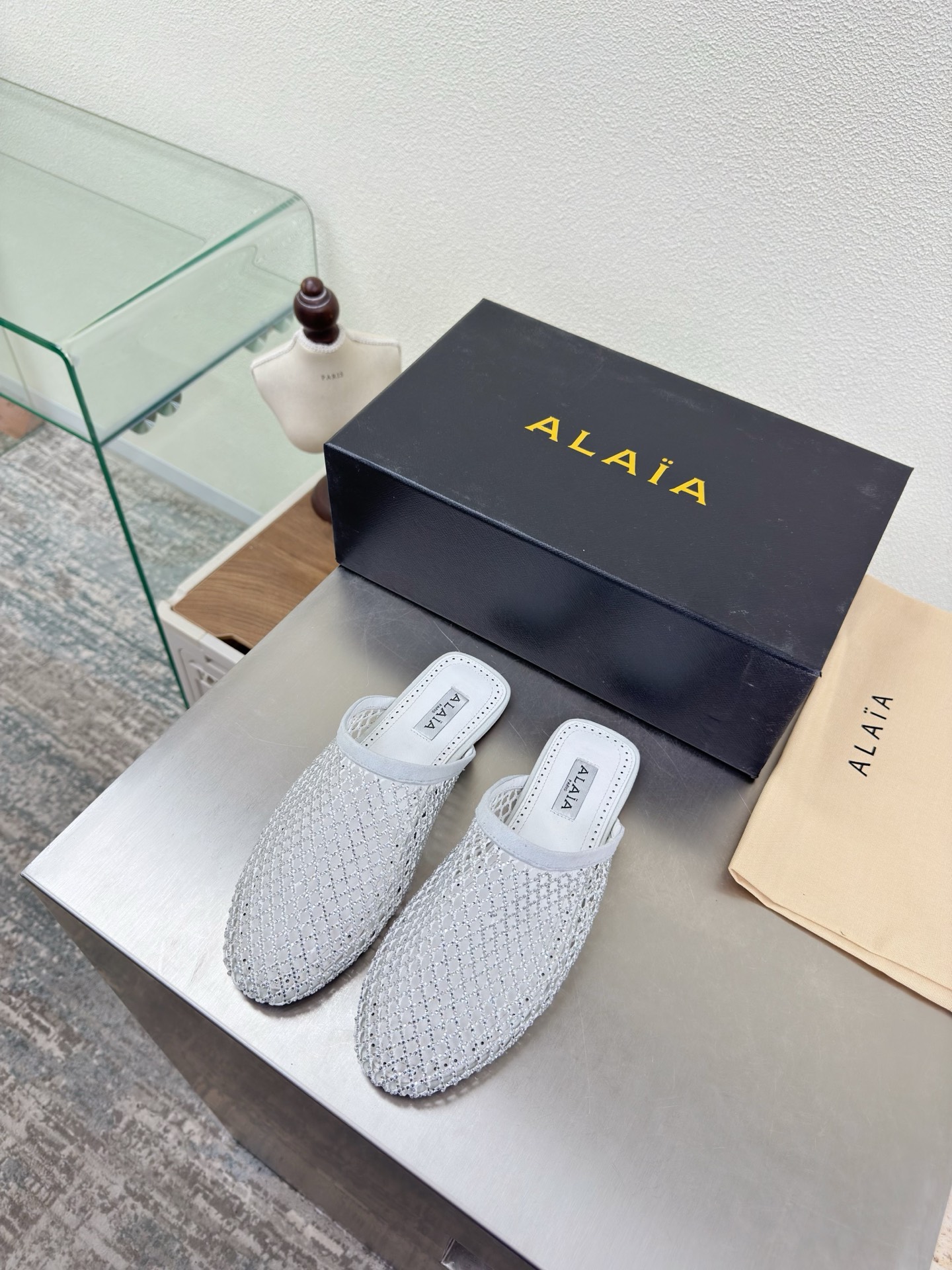 NO:681680,Shiny slippers, mesh diamond series, exquisite diamond inlay, Alaia slippers from Paris, white love at first sight, pure hand high-end, classic, Alaia has another sexy side. With different styles, different styles can be easily controlled, whether jeans, suit pants, or pleated skirts, it can upgrade your outfit to fashion, elegance and excellence. The fabrics are made of original materials and are extremely sexy. Lining, foot pads, sheepskin outsole, original consistent outsole 34 35 36 37 38  39 40 41 42 (34 40 41 42 customized) Configuration original packaging, half drag, alaia, slippers, skirts, jeans, business suit, sheepskin19860909闪亮拖鞋 网钻系列 精致钻石镶嵌 Alaia 拖鞋来自巴黎 白色一见倾心 纯手高级 经典 阿莱娅还有另外性感的一面  配上不同款式,不同风格都能轻松驾驭,无论牛仔裤,西装裤,还是百褶裙,都能将你的穿搭提升到时尚,优雅和卓越之中 面料选用原版材质 搭配性感极致 内里 垫脚 羊皮 大底原版一致大底 34 35 36 37 38 39 40 41 42 (34 40 41 42 定制) 配置原版包装,半拖,alaia,slippers,skirts,jeans,business suit,sheepskin,Women's Shoes