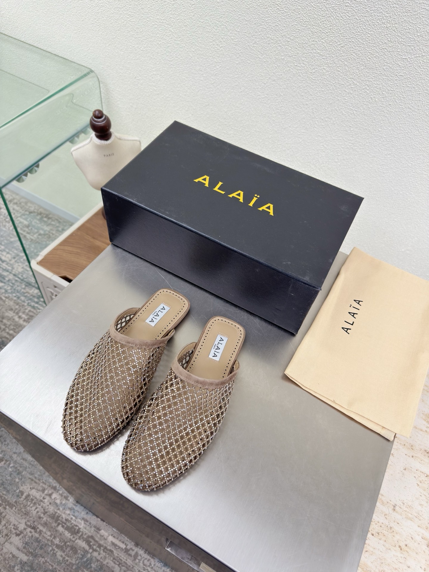 NO:681658,Shiny slippers, mesh diamond series, exquisite diamond inlay, Alaia slippers from Paris, apricot color, love at first sight, hand-made, high-end, classic. Alaia has another sexy side. With different styles, different styles can be easily controlled, whether jeans, suit pants, or pleated skirts, it can upgrade your outfit to fashion, elegance and excellence. The fabrics are made of original materials and are extremely sexy. Lining, foot pads, sheepskin outsole, original consistent outsole 34 35 36 37  38 39 40 41 42 (34 40 41 42 customized) configured with original packaging, half drag, alaia, slippers, skirts, jeans, business suit, sheepskin19860909闪亮拖鞋 网钻系列 精致钻石镶嵌 Alaia 拖鞋来自巴黎 杏色 一见倾心 纯手高级 经典 阿莱娅还有另外性感的一面  配上不同款式,不同风格都能轻松驾驭,无论牛仔裤,西装裤,还是百褶裙,都能将你的穿搭提升到时尚,优雅和卓越之中 面料选用原版材质 搭配性感极致 内里 垫脚 羊皮 大底原版一致大底 34 35 36 37 38 39 40 41 42 (34 40 41 42 定制) 配置原版包装,半拖,alaia,slippers,skirts,jeans,business suit,sheepskin,Women's Shoes