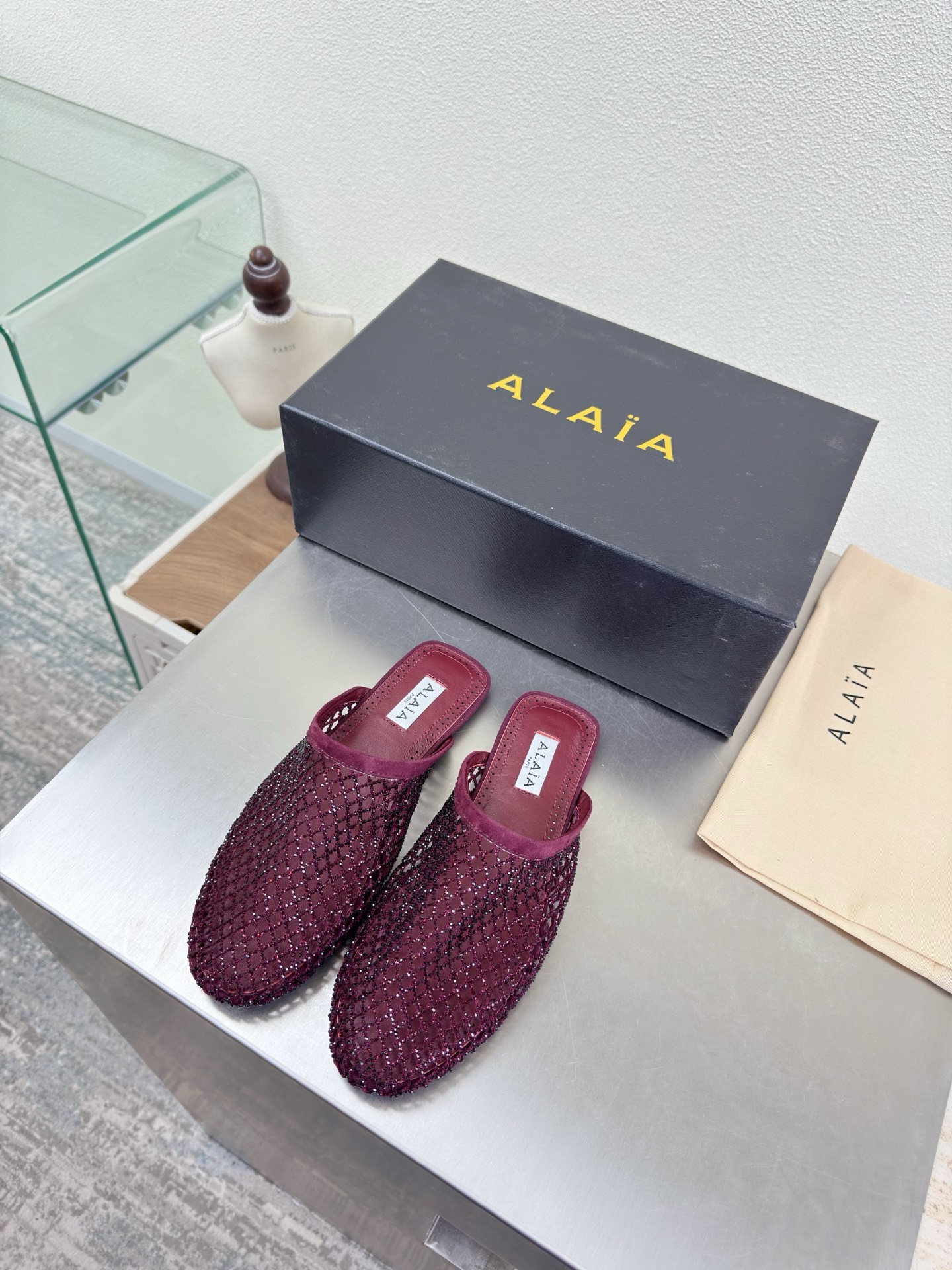 NO:681662,Shiny slippers, mesh diamond series, exquisite diamond inlays, Alaia slippers from Paris, burgundy color, love at first sight, hand-made high-end, classic, Alaia has another sexy side. With different styles, different styles can be easily controlled, whether jeans, suit pants, or pleated skirts, it can upgrade your outfit to fashion, elegance and excellence. The fabrics are made of original materials and are extremely sexy. Lining, foot pads, sheepskin outsole, original consistent outsole 34 35 36 37  38 39 40 41 42 (34 40 41 42 customized) configured with original packaging, half drag, alaia, slippers, skirts, jeans, business suit, sheepskin19860909闪亮拖鞋 网钻系列 精致钻石镶嵌 Alaia 拖鞋来自巴黎 酒红色 一见倾心 纯手高级 经典 阿莱娅还有另外性感的一面  配上不同款式,不同风格都能轻松驾驭,无论牛仔裤,西装裤,还是百褶裙,都能将你的穿搭提升到时尚,优雅和卓越之中 面料选用原版材质 搭配性感极致 内里 垫脚 羊皮 大底原版一致大底 34 35 36 37 38 39 40 41 42 (34 40 41 42 定制) 配置原版包装,半拖,alaia,slippers,skirts,jeans,business suit,sheepskin,Women's Shoes