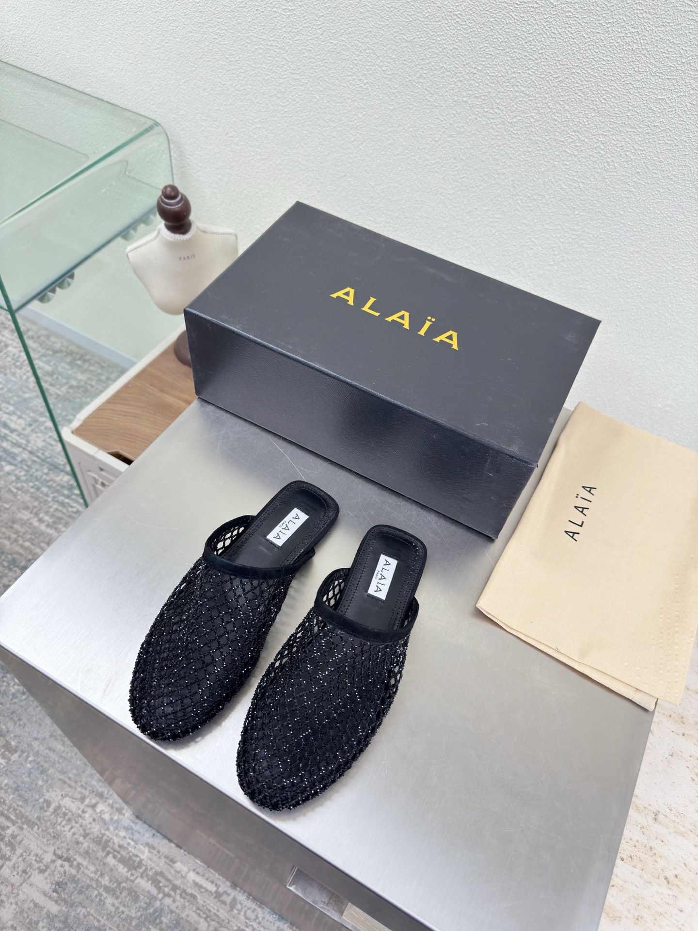 NO:681669,Shiny slippers, mesh diamond series, exquisite diamond inlays, Alaia slippers from Paris, black, love at first sight, hand-made, high-end, classic. Alaia has another sexy side. With different styles, different styles can be easily controlled, whether jeans, suit pants, or pleated skirts, it can upgrade your outfit to fashion, elegance and excellence. The fabrics are made of original materials and are extremely sexy. Lining, foot pads, sheepskin outsole, original consistent outsole 34 35 36 37  38 39 40 41 42 (34 40 41 42 customized) configured with original packaging, half drag, alaia, slippers, skirts, jeans, business suit, sheepskin19860909闪亮拖鞋 网钻系列 精致钻石镶嵌 Alaia 拖鞋来自巴黎 黑色 一见倾心 纯手高级 经典 阿莱娅还有另外性感的一面  配上不同款式,不同风格都能轻松驾驭,无论牛仔裤,西装裤,还是百褶裙,都能将你的穿搭提升到时尚,优雅和卓越之中 面料选用原版材质 搭配性感极致 内里 垫脚 羊皮 大底原版一致大底 34 35 36 37 38 39 40 41 42 (34 40 41 42 定制) 配置原版包装,半拖,alaia,slippers,skirts,jeans,business suit,sheepskin,Women's Shoes