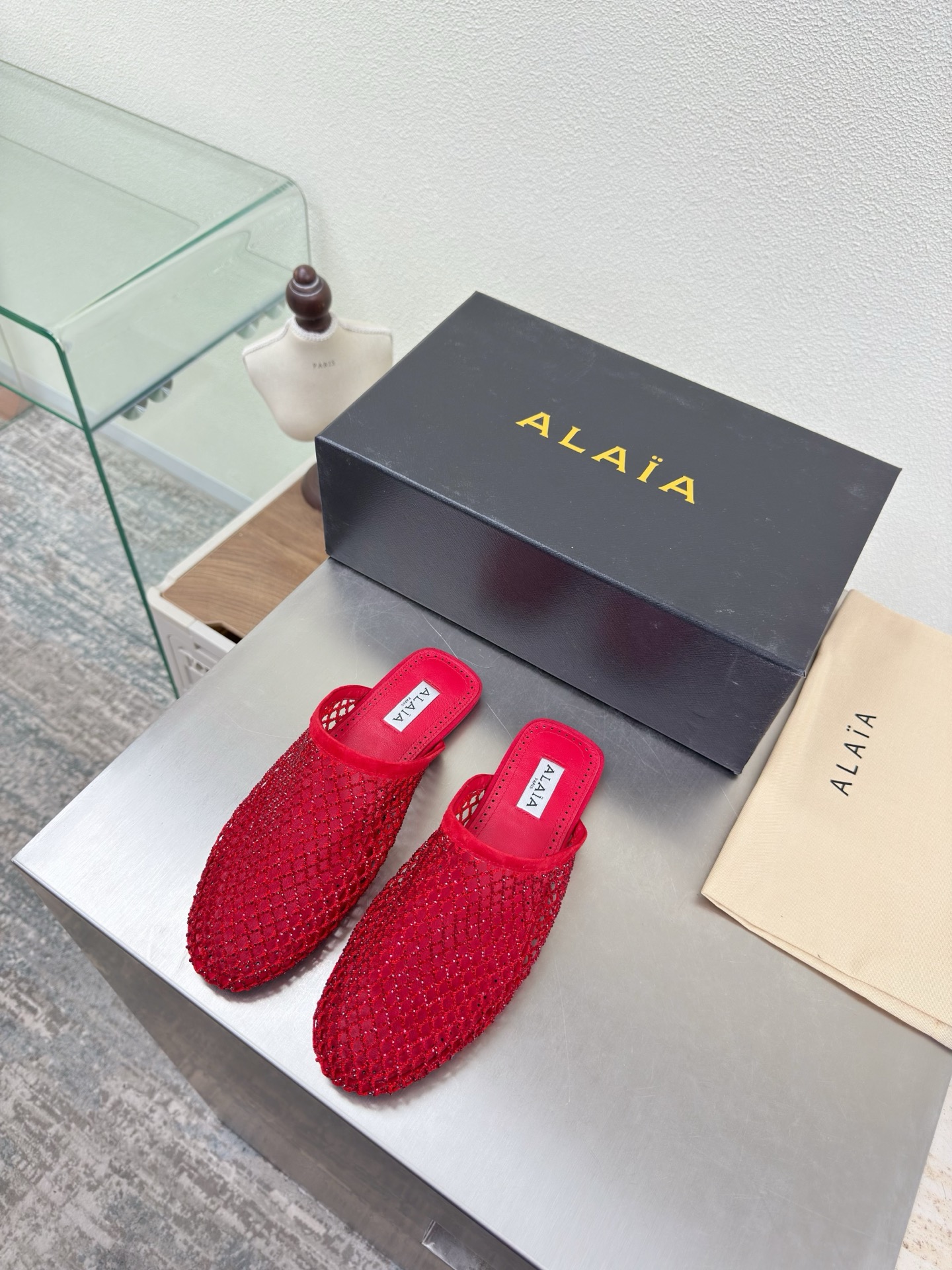 NO:681673,Shiny slippers, mesh diamond series, exquisite diamond inlays, Alaia slippers from Paris, red, love at first sight, pure hand-made high-end, classic, Alaia has another sexy side. With different styles, different styles can be easily controlled, whether jeans, suit pants, or pleated skirts, it can upgrade your outfit to fashion, elegance and excellence. The fabric is made of original materials and is extremely sexy. Lining, foot pads, sheepskin outsole, original consistent outsole 34 35 36 37  38 39 40 41 42 (34 40 41 42 customized) configured with original packaging, half drag, alaia, slippers, skirts, jeans, business suit, sheepskin19860909闪亮拖鞋 网钻系列 精致钻石镶嵌 Alaia 拖鞋来自巴黎 红色 一见倾心 纯手高级 经典 阿莱娅还有另外性感的一面  配上不同款式,不同风格都能轻松驾驭,无论牛仔裤,西装裤,还是百褶裙,都能将你的穿搭提升到时尚,优雅和卓越之中 面料选用原版材质 搭配性感极致 内里 垫脚 羊皮 大底原版一致大底 34 35 36 37 38 39 40 41 42 (34 40 41 42 定制) 配置原版包装,半拖,alaia,slippers,skirts,jeans,business suit,sheepskin,Women's Shoes