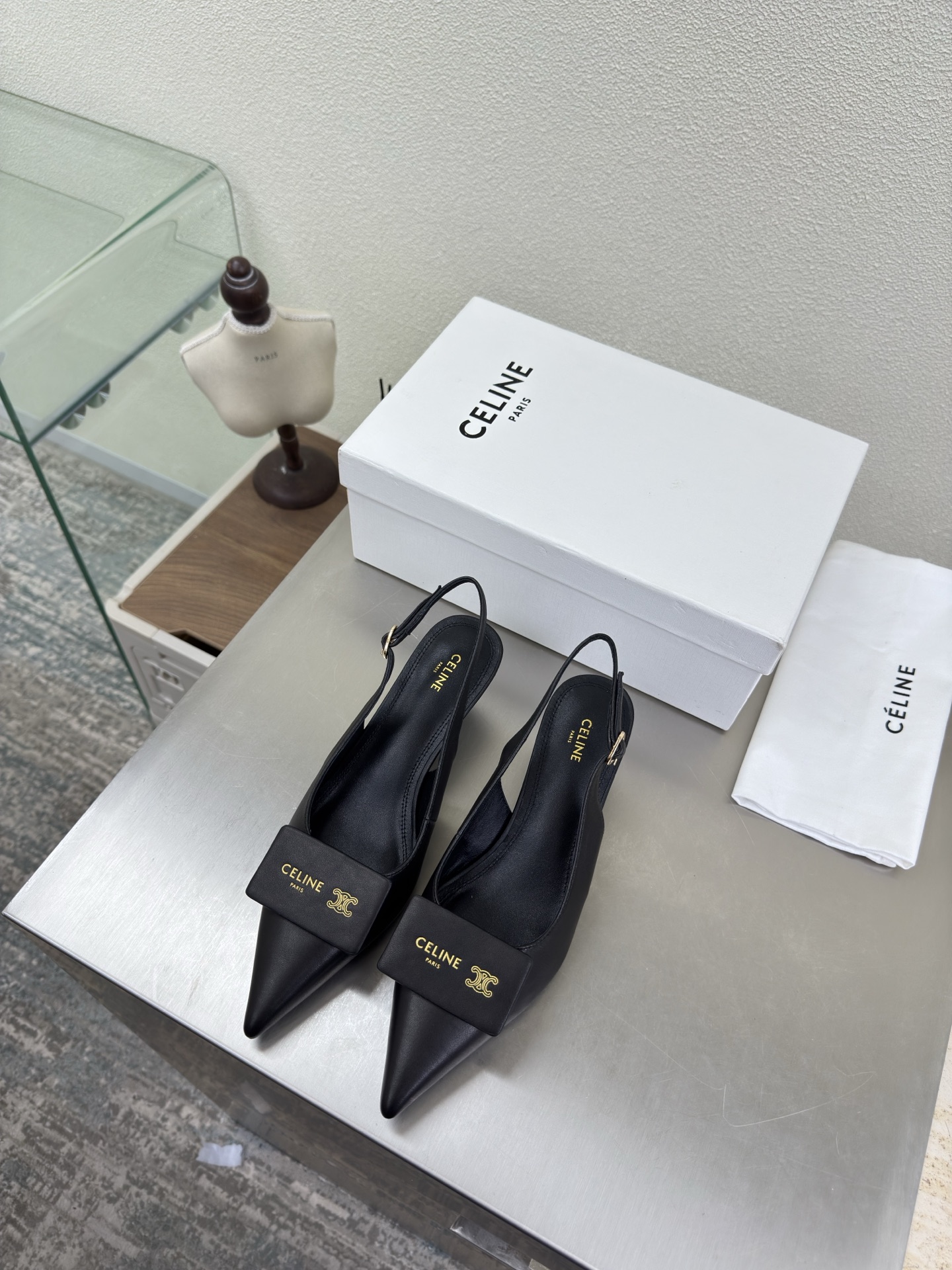 NO:706888,Square logo empty-back shoes CELINE Summer exclusive Arc de Triomphe series Classic slippers Black family element design logo Lambskin material Arc de Triomphe logo Lining Lambskin for foot pads Full of three-dimensionality Matching and matching Comfortable and high-end foot pads Lambskin Original design The midsole is consistent with the original version Stylish midsole The same as the original version Leather outsole Clear and three-dimensional Small details are important and focused Original consistent fabrics Equipped with original packaging 35 36 37  38 39 40 41 40 41 size customized, super beautiful, super age-reducing, high heels and sandals, celine, sandals, high heels, slippers, sheepskin, Leather soles19860909方形logo 后空鞋 CELINE 夏日专属 凯旋门系列 经典拖鞋  黑色家族元素设计 logo  小羊皮材质 凯旋门logo  内里 垫脚小羊皮  立体感十足 对标对版  舒适高端   垫脚 小羊皮  原版设计 中底选用原版一致 定型中底  原版一致 真皮大底 清晰 立体  小细节见大专注  原版一致面料  配置原版包装  35 36 37 38 39 40 41  40 41 码定制 超级美 超级减龄,高跟鞋凉鞋,celine,sandals,high heels,slippers,sheepskin,Leather soles,Women's Shoes