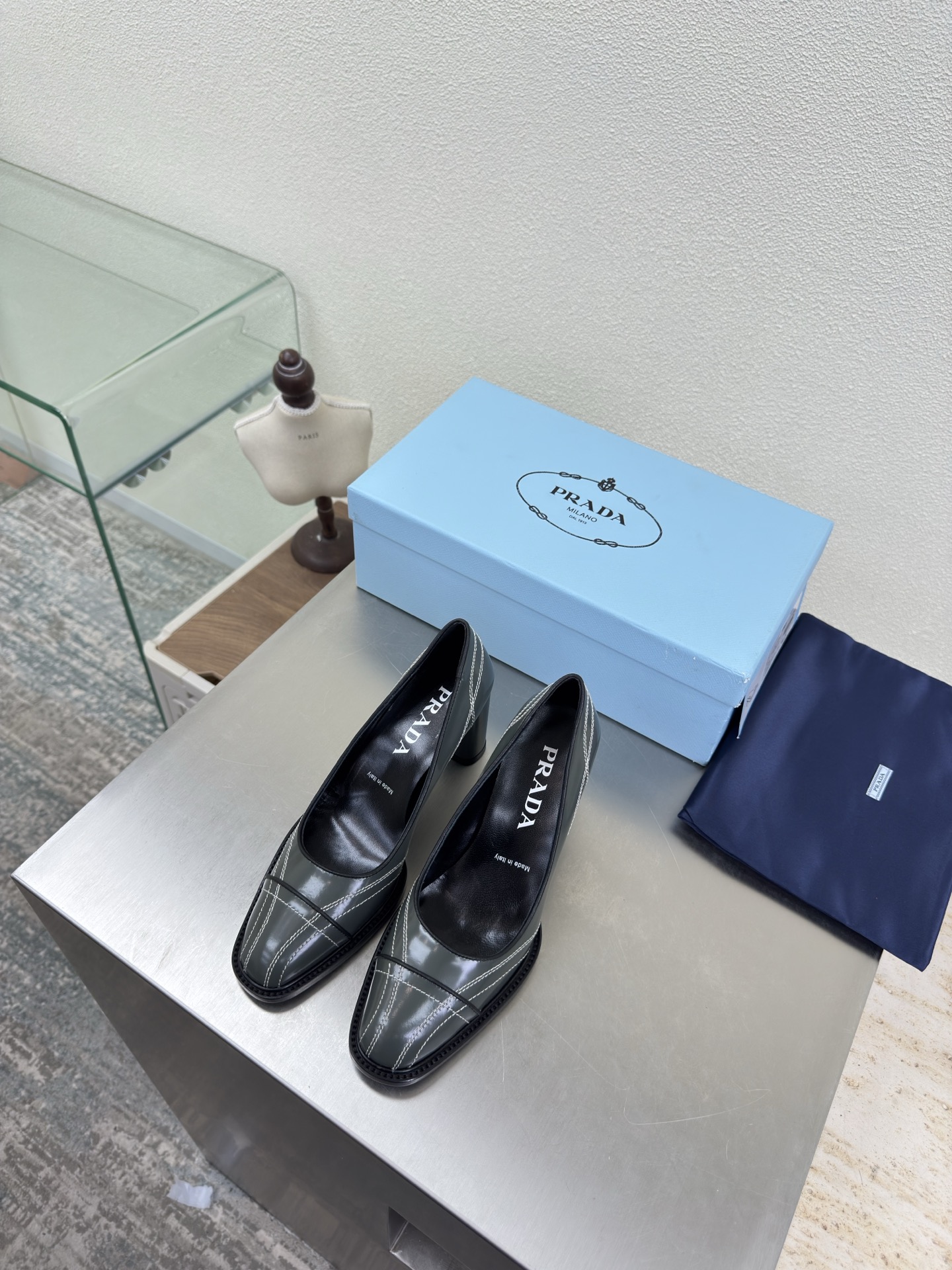 NO:706869,Prada catwalk shoes PRADA simple design triangle logo logo logo design and simple lines very stylish simple and pure tones original molding comfortable street ———————————————— Gray cowhide open edge scarlet logo genuine leather combination outsole craftsmanship leading the cutting edge lambskin lining Italian genuine leather outsole code number 35-41 (order 40 41)  With complete package, high heels and sandals, prada, prada, sandals, high heels, cowhide, sheepskin, Leather soles19860909普拉达 走秀款 单鞋 PRADA  简约设计 三角logo logo logo 的设计和简约的线条 很有格调 简单纯粹得色调 原版开模 舒适炸街 ———————————————————— 灰色 牛皮开边朱 logo 真皮组合大底 工艺 引领前沿 内里 小羊皮 意大利真皮大底    码数35-41（40 41 订） 配全套包装,高跟鞋凉鞋,prada,prada,sandals,high heels,cowhide,sheepskin,Leather soles,Women's Shoes