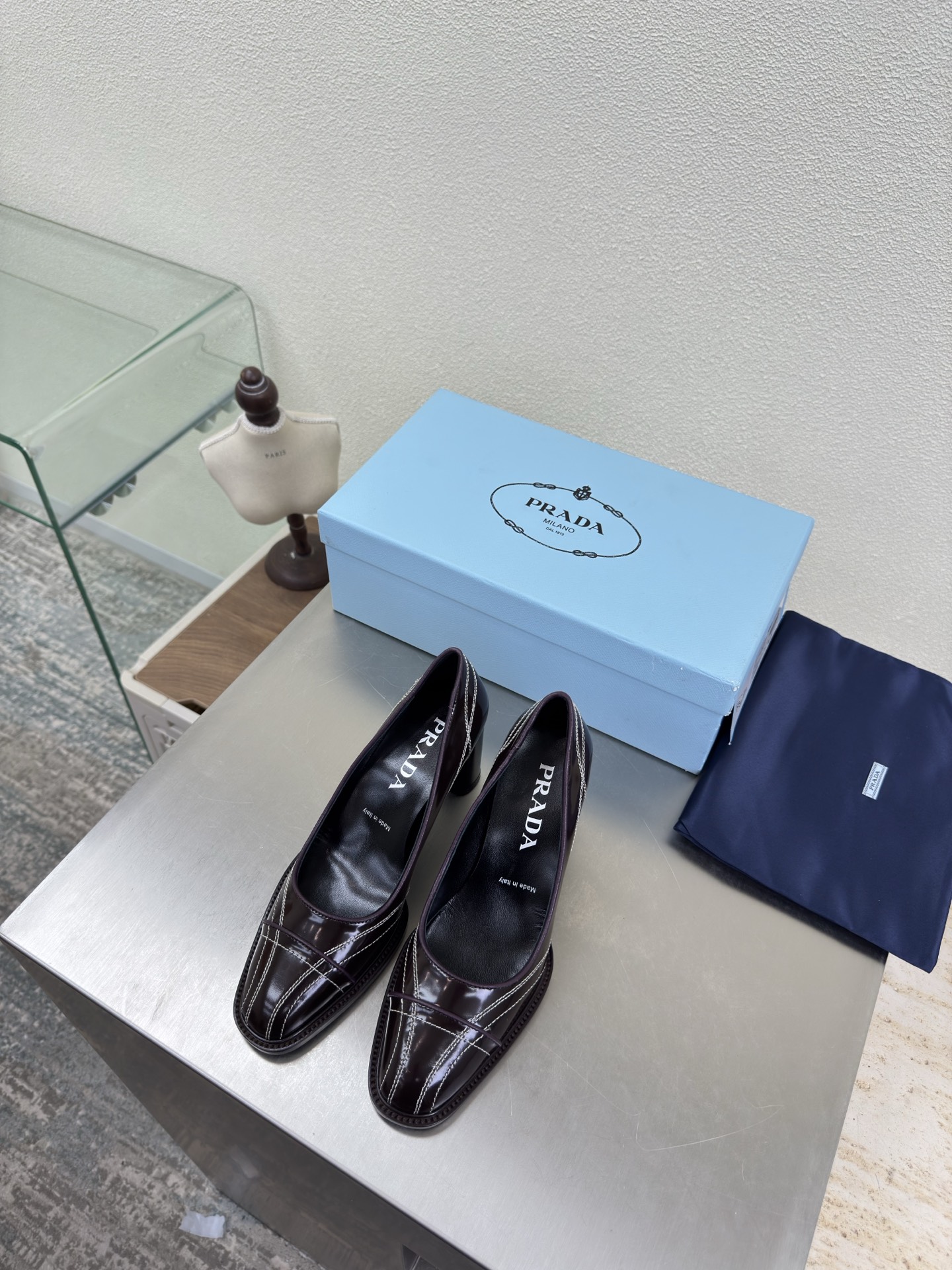 NO:706872,Prada catwalk style single shoes PRADA simple design triangle logo logo logo design and simple lines very stylish simple and pure tones original molding comfortable street —————————————— Brown leather open edge scarlet logo leather combination outsole craftsmanship leading the cutting edge lambskin lining Italian leather outsole code number 35-41 (order 40 41)  With complete package, high heels and sandals, prada, prada, sandals, high heels, cowhide, sheepskin, Leather soles19860909普拉达 走秀款 单鞋 PRADA  简约设计 三角logo logo logo 的设计和简约的线条 很有格调 简单纯粹得色调 原版开模 舒适炸街 ———————————————————— 咖啡色 牛皮开边朱 logo 真皮组合大底 工艺 引领前沿 内里 小羊皮 意大利真皮大底    码数35-41（40 41 订） 配全套包装,高跟鞋凉鞋,prada,prada,sandals,high heels,cowhide,sheepskin,Leather soles,Women's Shoes