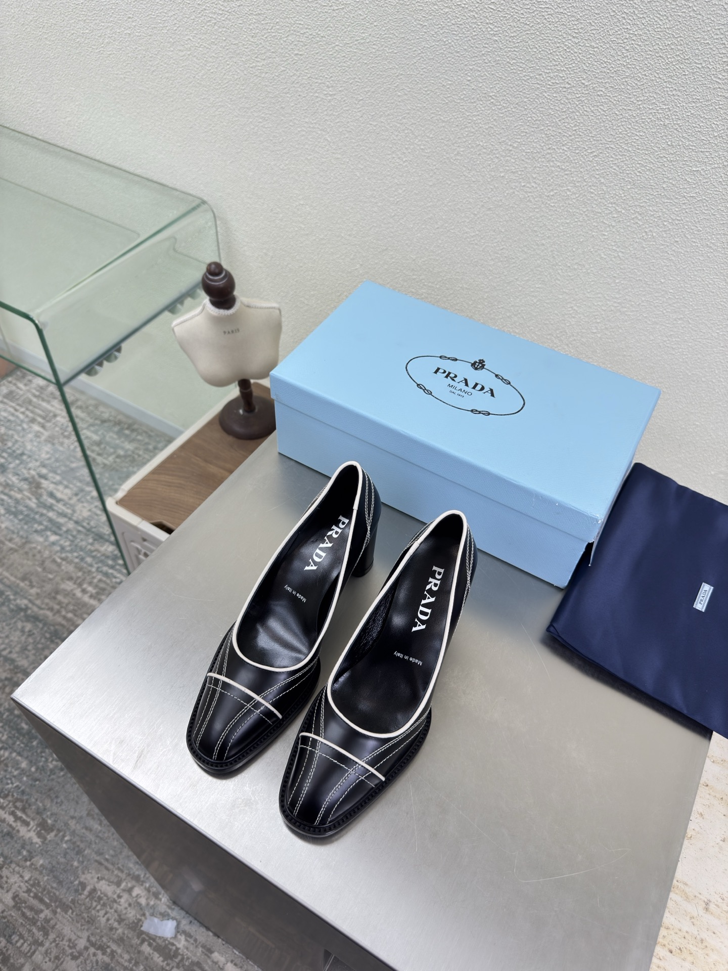 NO:706874,Prada catwalk shoes PRADA simple design triangle logo logo logo design and simple lines very stylish simple and pure tones original molding comfortable street —————————————— Black leather open edge scarlet logo genuine leather combination outsole craftsmanship leading the cutting edge lambskin lining Italian genuine leather outsole code number 35-41 (order 40 41)  With complete package, high heels and sandals, prada, prada, sandals, high heels, cowhide, sheepskin, Leather soles19860909普拉达 走秀款 单鞋 PRADA  简约设计 三角logo logo logo 的设计和简约的线条 很有格调 简单纯粹得色调 原版开模 舒适炸街 ———————————————————— 黑色 牛皮开边朱 logo 真皮组合大底 工艺 引领前沿 内里 小羊皮 意大利真皮大底    码数35-41（40 41 订） 配全套包装,高跟鞋凉鞋,prada,prada,sandals,high heels,cowhide,sheepskin,Leather soles,Women's Shoes