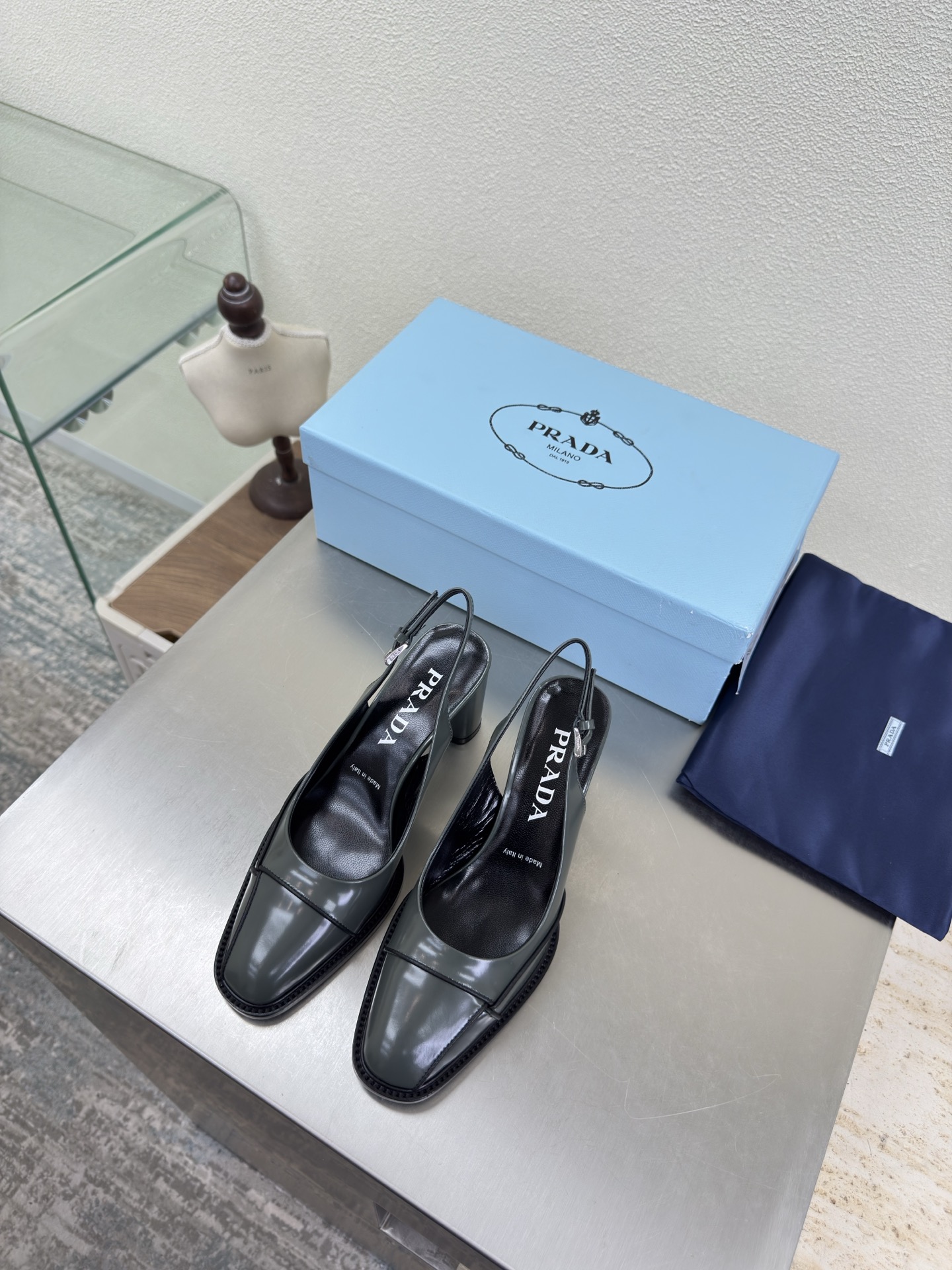 NO:706881,Back empty Prada catwalk model PRADA simple design triangle logo logo logo design and simple lines very stylish simple and pure color original molding comfortable street —————————————— Gray cowhide open edge scarlet logo leather combination outsole craftsmanship leading the cutting edge lambskin Italian leather outsole code number 35-41 (order 40 41)  With complete package, high heels and sandals, prada, prada, sandals, high heels, cowhide, sheepskin, Leather soles19860909后空 普拉达 走秀款 PRADA  简约设计 三角logo logo logo 的设计和简约的线条 很有格调 简单纯粹得色调 原版开模 舒适炸街 ———————————————————— 灰色 牛皮开边朱 logo 真皮组合大底 工艺 引领前沿 内里 小羊皮 意大利真皮大底    码数35-41（40 41 订） 配全套包装,高跟鞋凉鞋,prada,prada,sandals,high heels,cowhide,sheepskin,Leather soles,Women's Shoes