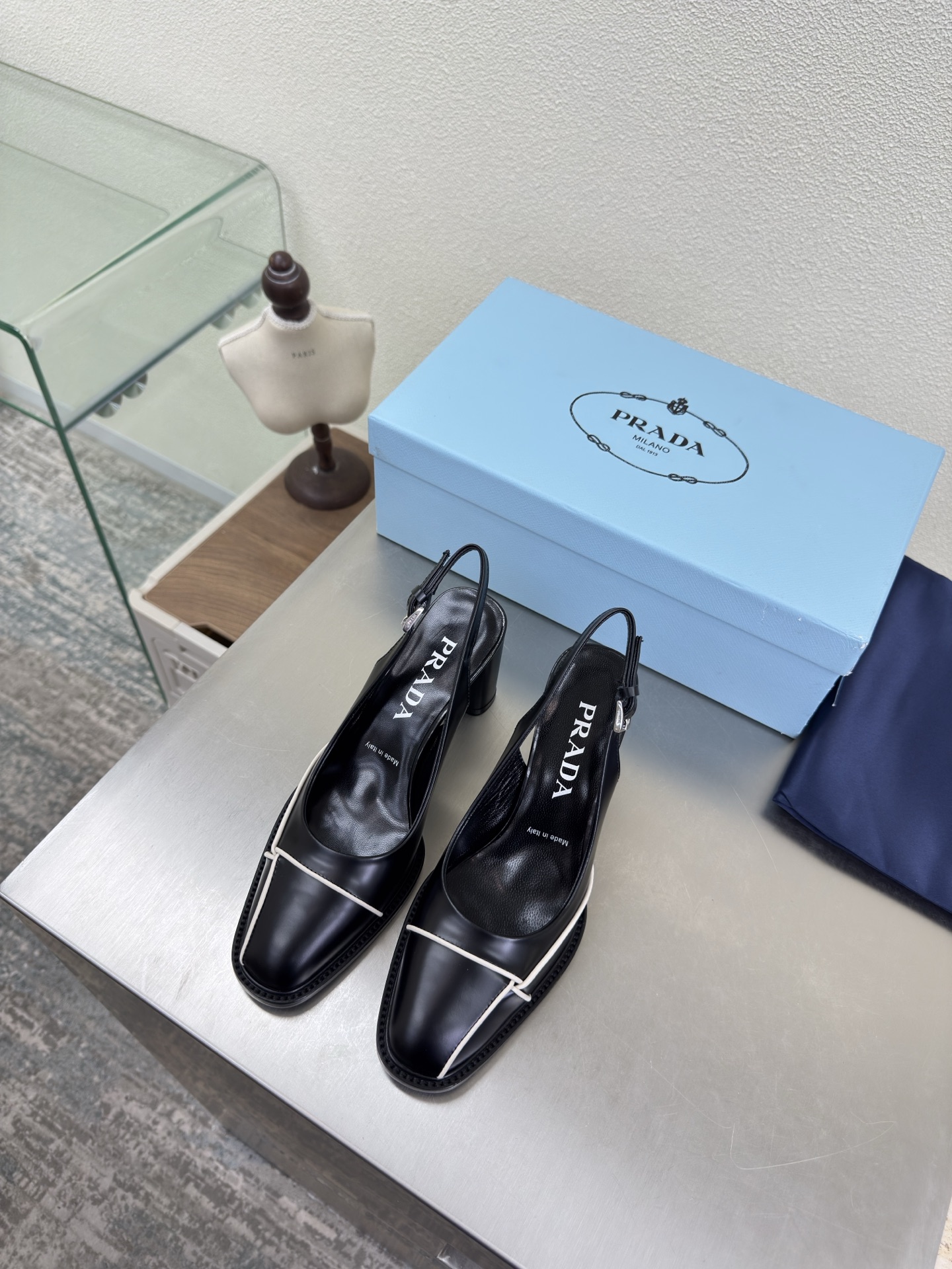 NO:706883,Back empty Prada catwalk style single shoes PRADA simple design triangle logo logo design and simple lines very stylish simple and pure tones original molding comfortable street —————————————————— Black leather open edge scarlet logo genuine leather combination outsole craftsmanship leading the cutting edge lambskin lining Italian genuine leather outsole code number 35-41 (order 40 41)  With complete package, high heels and sandals, prada, prada, sandals, high heels, cowhide, sheepskin, Leather soles19860909后空 普拉达 走秀款 单鞋 PRADA  简约设计 三角logo logo logo 的设计和简约的线条 很有格调 简单纯粹得色调 原版开模 舒适炸街 ———————————————————— 黑色 牛皮开边朱 logo 真皮组合大底 工艺 引领前沿 内里 小羊皮 意大利真皮大底    码数35-41（40 41 订） 配全套包装,高跟鞋凉鞋,prada,prada,sandals,high heels,cowhide,sheepskin,Leather soles,Women's Shoes