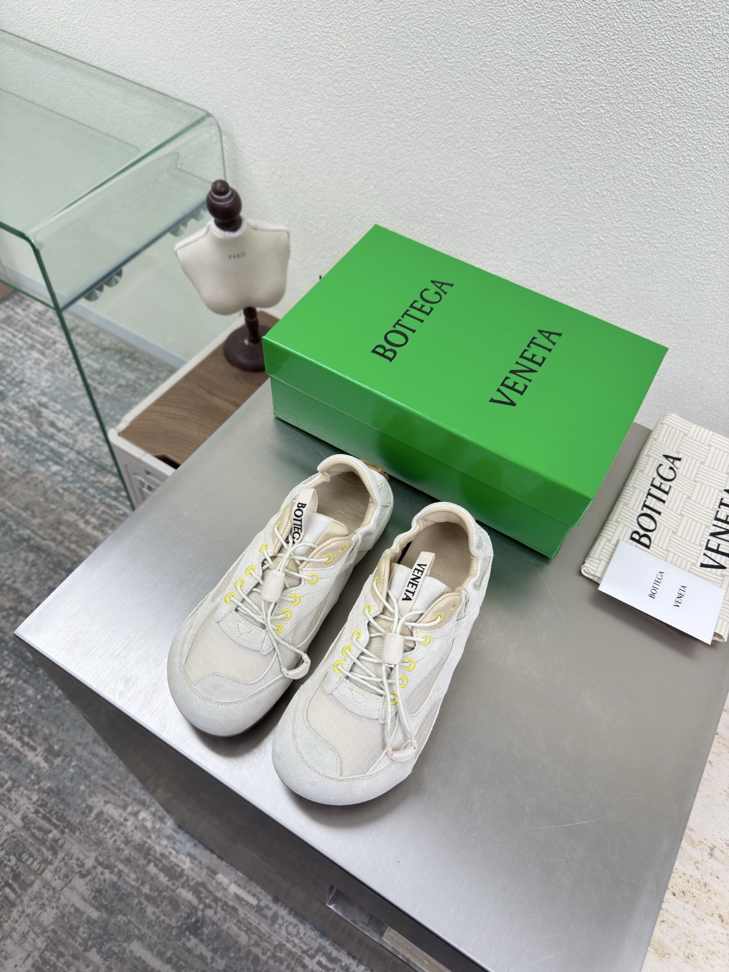 NO:694602,Grid series BV Orbit Flash sneakers off-white, couple model, color block series, high satin cow suede, original shoe purchase, matched color Runner sneakers, lambskin lining, with geometric pattern design, TPU rubber outsole, women's model, men's model 10, king fried series, high version, look for the package technology, match the version, still show the slim legs, very nice, durable to play and make, standard version, package shoe technology, look for the high version  The outsole adopts color matching TPU suction molding process. Outsole. Women's model 35 36 37 38 39 40 41 (customized in 40 41) Men's model 39 40 41 42 43 44 45. (Customized in size 45) (Customer logo can be accepted without refund and exchange price). Equipped with original packaging, casual shoes/sports shoes, bottega veneta, sneakers, sheepskin19860909格网系列 BV Orbit Flash 运动鞋 米白色 情侣款 拼色系列 高丝光牛反绒皮 原版鞋购入 对色 Runner运动鞋, 小羊皮内里 搭配几何图案设计TPU 橡胶外底 女款 男款10 王炸系列 高版本 认准套包工艺 对版  还是一样显腿细 非常nice 耐玩耐造 对标对版 套包鞋工艺 认准高版本  大底选用拼色TPU吸模工艺 大底 女款 35 36 37 38 39 40 41（40 41定制） 男款 39 40 41 42 43 44 45.(45码定制) (可承接客人logo不退换价优) 配置原版包装,休闲鞋/运动鞋,bottega veneta,sneakers,sheepskin,Women's Shoes