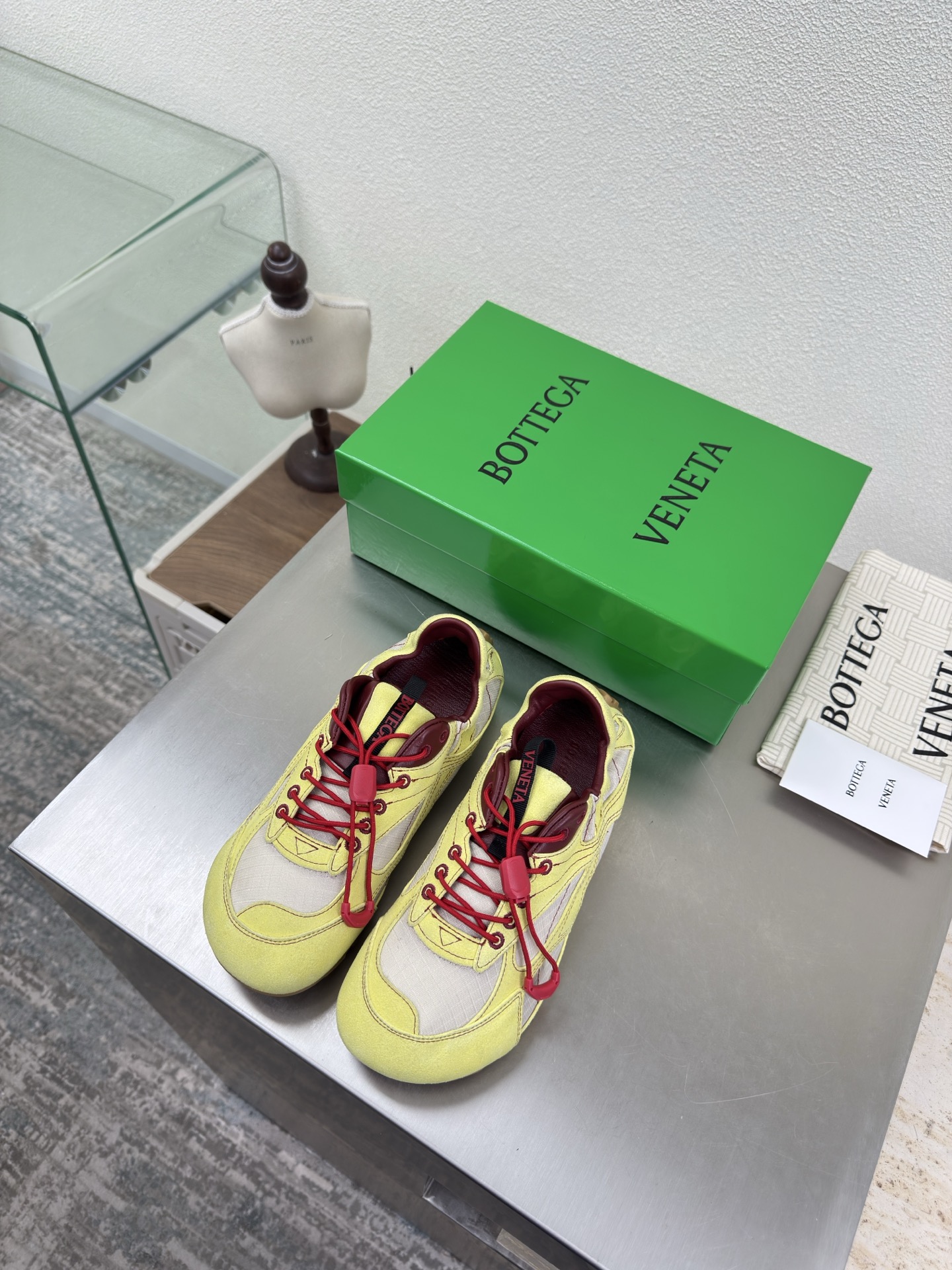 NO:694607,Grid series BV Orbit Flash sneakers Lemon yellow couple model Color block series High silk cow suede Original shoe purchase Matching color Runner sneakers, lambskin lining with geometric pattern design TPU Rubber outsole Women's model Men's model 10 King fried series High version Look for the package technology Matching version Still show the slim legs Very nice, durable to play and make Matching standard version Package shoe technology Look for the high version  The outsole adopts color matching TPU suction molding process. Outsole. Women's model 35 36 37 38 39 40 41 (customized in 40 41) Men's model 39 40 41 42 43 44 45. (Customized in size 45) (Customer logo can be accepted without refund and exchange price). Equipped with original packaging, casual shoes/sports shoes, bottega veneta, sneakers, sheepskin19860909格网系列 BV Orbit Flash 运动鞋 柠檬黄情侣款 拼色系列 高丝光牛反绒皮 原版鞋购入 对色 Runner运动鞋, 小羊皮内里 搭配几何图案设计TPU 橡胶外底 女款 男款10 王炸系列 高版本 认准套包工艺 对版  还是一样显腿细 非常nice 耐玩耐造 对标对版 套包鞋工艺 认准高版本  大底选用拼色TPU吸模工艺 大底 女款 35 36 37 38 39 40 41（40 41定制） 男款 39 40 41 42 43 44 45.(45码定制) (可承接客人logo不退换价优) 配置原版包装,休闲鞋/运动鞋,bottega veneta,sneakers,sheepskin,Women's Shoes