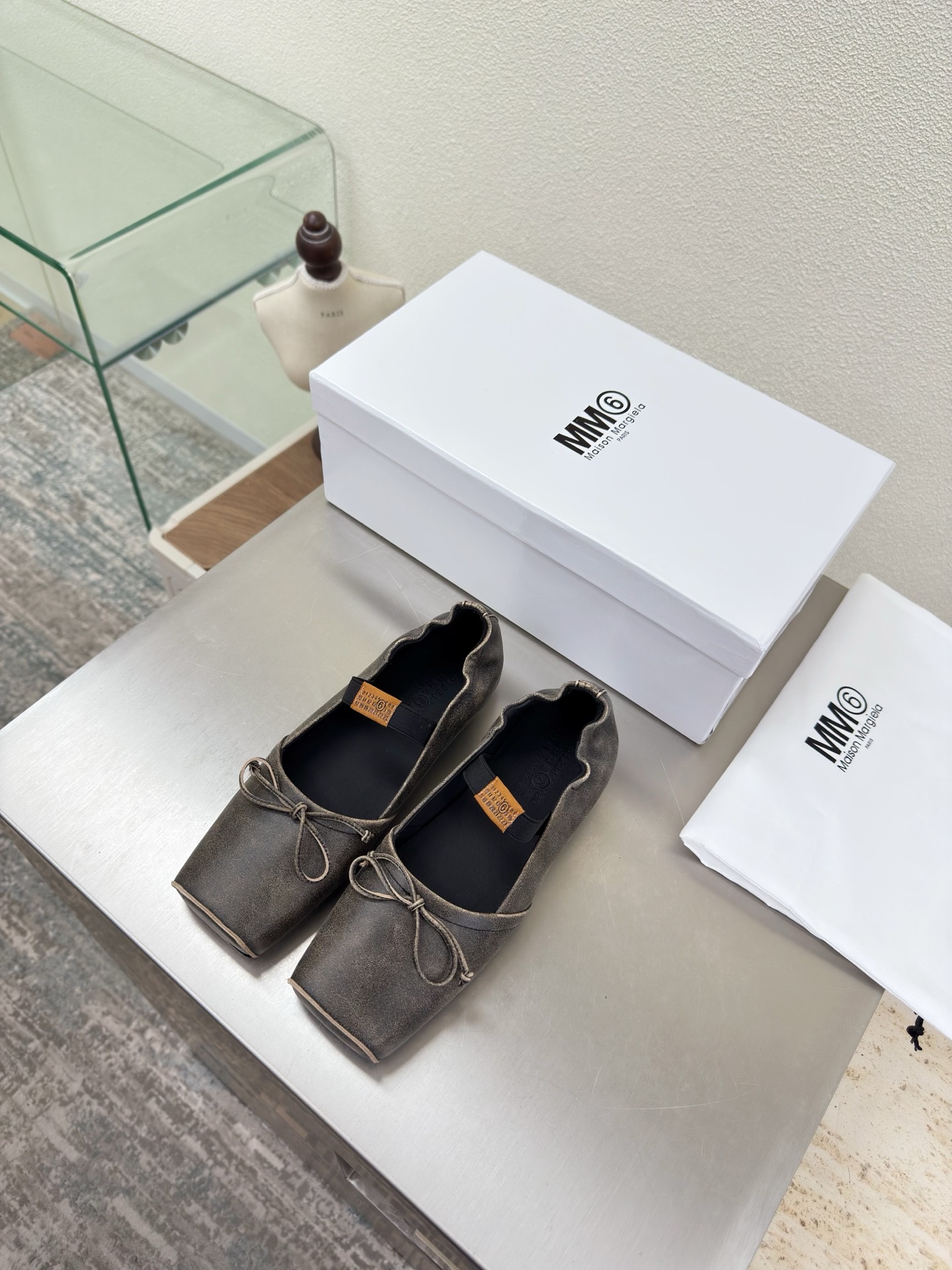 NO:706858,MM6 pig nose shoes, flat 1cm, gray cracked cowhide, lining Bengal cowhide, MaisonMargiela Maison Margiela MM6 is coming!  It smells so good. It has a beautiful and colorful girly feel!   A fashion item not to be missed. Simple and stylish beauty. A must-have item. Fashionable age-reducing tool. Casual and honest feeling. Simple and high-end design. Incorporate the unique logo of MM6. Suitable for daily leisure and vacation. Versatile. Genuinely comfortable. Italian genuine leather outsole. Split design. Original and consistent materials. Standard original order. Please look for our high-quality goods. 35 36 37 38 39 40 41 (40)  41 customized), slippers, ballet slippers, masion margiela, masion margiela, slippers, cowhide, Leather soles19860909MM6 猪鼻子单鞋 平底1cm 灰色 爆裂纹牛皮 内里 孟加拉牛皮里 MaisonMargiela 马吉拉 MM6  火爆来袭！太香了  靓丽多彩少女感扑面而来！  不容错过的时尚单品 简单又有格调的美 跑量扛把子  必入单品 时尚减龄神器 随性率真的感脚 简单高级的设计 融入MM6独有的标志 同时满足日常 休闲渡假 百搭 真心巴适 意大利真皮大底 分体设计  原版一致材料 对标原单 请认准咱家高货 35 36 37 38 39 40 41（40 41 定制）,拖鞋芭蕾舞鞋,masion margiela,masion margiela,slippers,cowhide,Leather soles,Women's Shoes