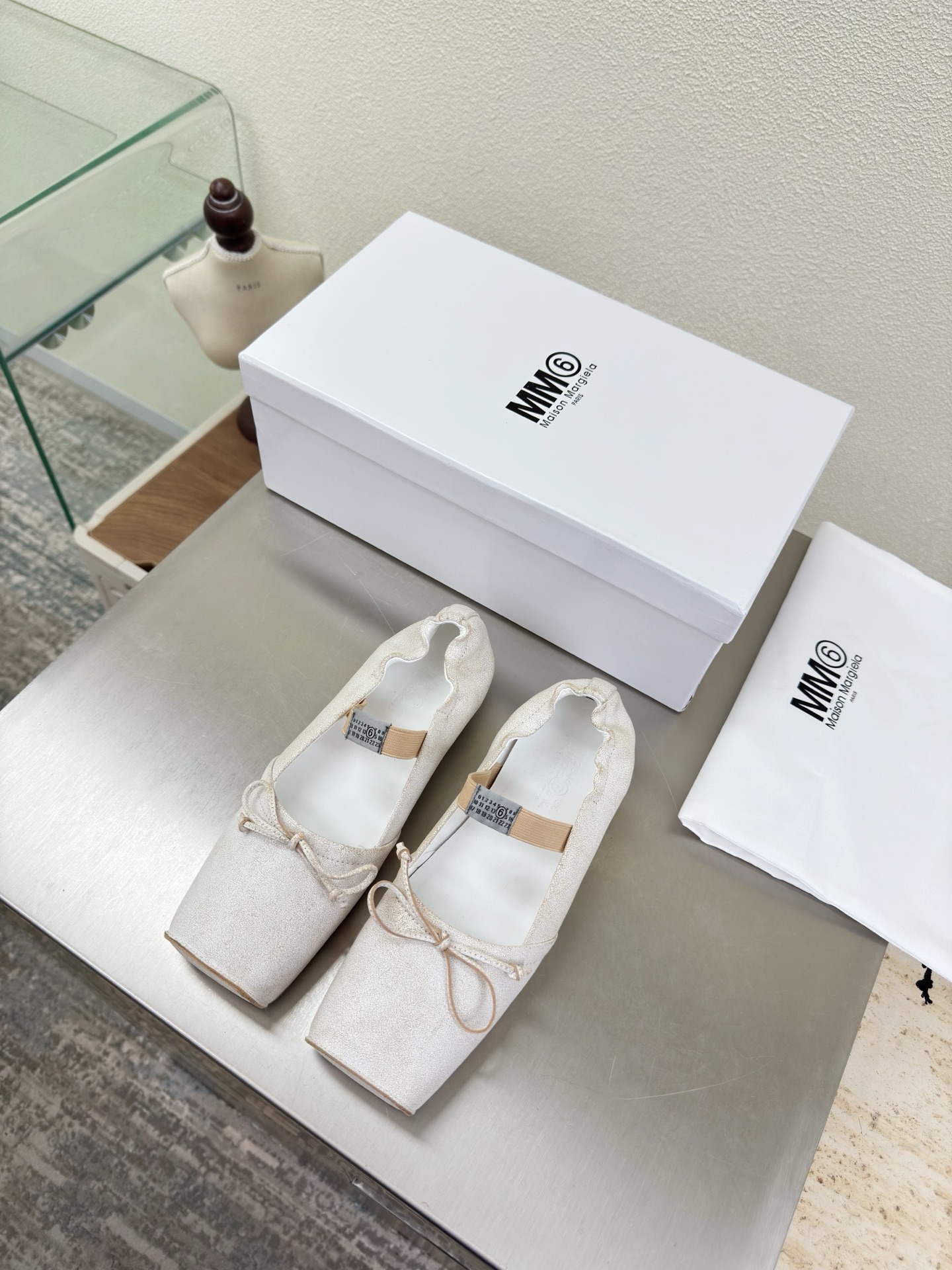 NO:706860,MM6 pig nose shoes, flat bottom 1cm, white cracked cowhide, lining Bengal cowhide, MaisonMargiela Maison Margiela MM6 is coming!  It smells so good. It has a beautiful and colorful girly feel!   A fashion item not to be missed. Simple and stylish beauty. A must-have item. Fashionable age-reducing tool. Casual and honest feeling. Simple and high-end design. Incorporate the unique logo of MM6. Suitable for daily leisure and vacation. Versatile. Genuinely comfortable. Italian genuine leather outsole. Split design. Original and consistent materials. Standard original order. Please look for our high-quality goods. 35 36 37 38 39 40 41 (40)  41 customized), slippers, ballet slippers, masion margiela, masion margiela, slippers, cowhide, Leather soles19860909MM6 猪鼻子单鞋 平底1cm 白色 爆裂纹牛皮 内里 孟加拉牛皮里 MaisonMargiela 马吉拉 MM6  火爆来袭！太香了  靓丽多彩少女感扑面而来！  不容错过的时尚单品 简单又有格调的美 跑量扛把子  必入单品 时尚减龄神器 随性率真的感脚 简单高级的设计 融入MM6独有的标志 同时满足日常 休闲渡假 百搭 真心巴适 意大利真皮大底 分体设计  原版一致材料 对标原单 请认准咱家高货 35 36 37 38 39 40 41（40 41 定制）,拖鞋芭蕾舞鞋,masion margiela,masion margiela,slippers,cowhide,Leather soles,Women's Shoes