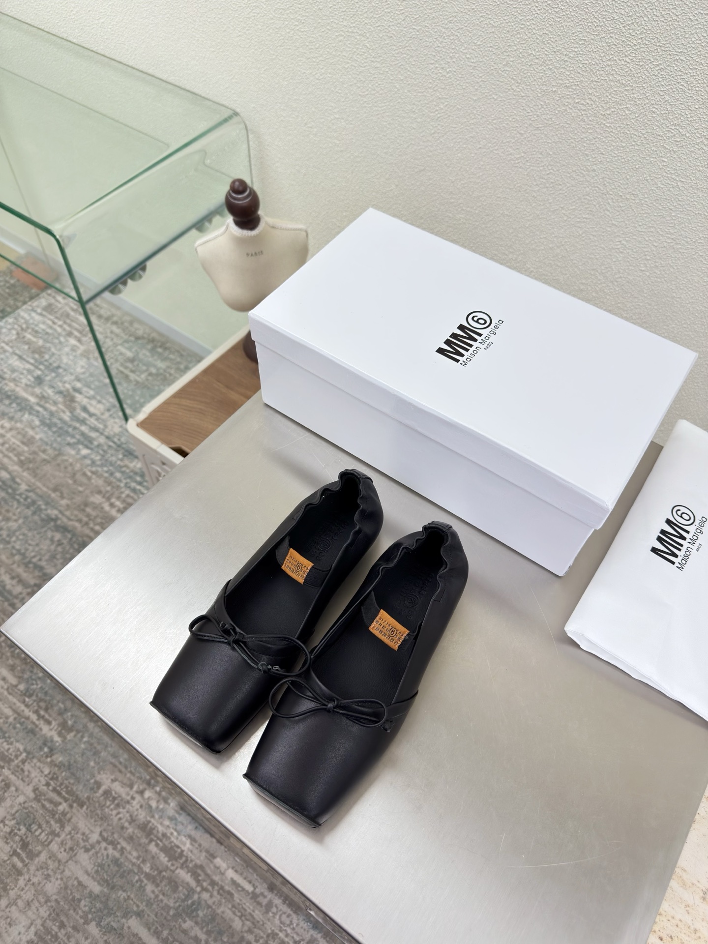 NO:706863,MM6 pig nose shoes, flat bottom 1cm, black cowhide lining, Bengal cowhide lining, MaisonMargiela Maison Margiela MM6 is coming!  It smells so good. It has a beautiful and colorful girly feel!   A fashion item not to be missed. Simple and stylish beauty. A must-have item. Fashionable age-reducing tool. Casual and honest feeling. Simple and high-end design. Incorporate the unique logo of MM6. Suitable for daily leisure and vacation. Versatile. Genuinely comfortable. Italian genuine leather outsole. Split design. Original and consistent materials. Standard original order. Please look for our high-quality goods. 35 36 37 38 39 40 41 (40)  41 customized), slippers, ballet slippers, masion margiela, masion margiela, slippers, cowhide, Leather soles19860909MM6 猪鼻子单鞋 平底1cm 黑色牛皮 内里 孟加拉牛皮里 MaisonMargiela 马吉拉 MM6  火爆来袭！太香了  靓丽多彩少女感扑面而来！  不容错过的时尚单品 简单又有格调的美 跑量扛把子  必入单品 时尚减龄神器 随性率真的感脚 简单高级的设计 融入MM6独有的标志 同时满足日常 休闲渡假 百搭 真心巴适 意大利真皮大底 分体设计  原版一致材料 对标原单 请认准咱家高货 35 36 37 38 39 40 41（40 41 定制）,拖鞋芭蕾舞鞋,masion margiela,masion margiela,slippers,cowhide,Leather soles,Women's Shoes