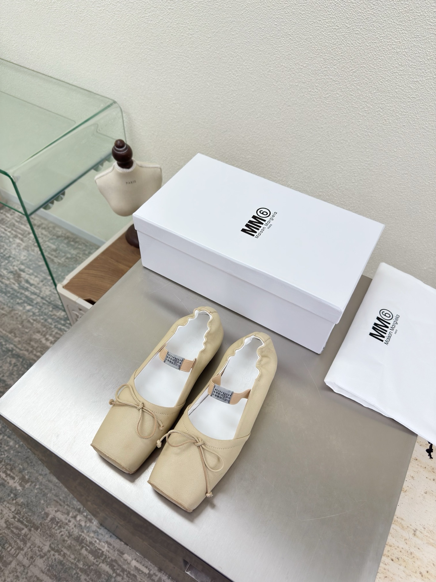 NO:706866,MM6 pig nose shoes, flat bottom 1cm, off-white, cowhide lining, Bengal cowhide lining, MaisonMargiela Maison Margiela MM6 is coming!  It smells so good. It has a beautiful and colorful girly feel!   A fashion item not to be missed. Simple and stylish beauty. A must-have item. Fashionable age-reducing tool. Casual and honest feeling. Simple and high-end design. Incorporate the unique logo of MM6. Suitable for daily leisure and vacation. Versatile. Genuinely comfortable. Italian genuine leather outsole. Split design. Original and consistent materials. Standard original order. Please look for our high-quality goods. 35 36 37 38 39 40 41 (40)  41 customized), slippers, ballet slippers, masion margiela, masion margiela, slippers, cowhide, Leather soles19860909MM6 猪鼻子单鞋 平底1cm 米白 牛皮 内里 孟加拉牛皮里 MaisonMargiela 马吉拉 MM6  火爆来袭！太香了  靓丽多彩少女感扑面而来！  不容错过的时尚单品 简单又有格调的美 跑量扛把子  必入单品 时尚减龄神器 随性率真的感脚 简单高级的设计 融入MM6独有的标志 同时满足日常 休闲渡假 百搭 真心巴适 意大利真皮大底 分体设计  原版一致材料 对标原单 请认准咱家高货 35 36 37 38 39 40 41（40 41 定制）,拖鞋芭蕾舞鞋,masion margiela,masion margiela,slippers,cowhide,Leather soles,Women's Shoes