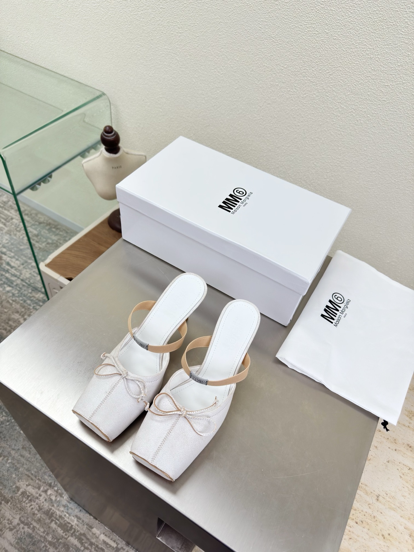 NO:706868,MM6 pig nose back slippers, heel height 7cm, white cracked cowhide, lining Bengal cowhide, MaisonMargiela Maison Margiela MM6 is coming!  It smells so good. It has a beautiful and colorful girly feel!   A fashion item not to be missed. Simple and stylish beauty. A must-have item. Fashionable age-reducing tool. Casual and honest feeling. Simple and high-end design. Incorporate the unique logo of MM6. Suitable for daily leisure and vacation. Versatile. Genuinely comfortable. Italian genuine leather outsole. Split design. Original and consistent materials. Standard original order. Please look for our high-quality goods. 35 36 37 38 39 40 41 (40)  41 customized), slippers, ballet slippers, masion margiela, masion margiela, slippers, cowhide, Leather soles19860909MM6 猪鼻子后空拖鞋 跟高7cm 白色 爆裂纹牛皮 内里 孟加拉牛皮里 MaisonMargiela 马吉拉 MM6  火爆来袭！太香了  靓丽多彩少女感扑面而来！  不容错过的时尚单品 简单又有格调的美 跑量扛把子  必入单品 时尚减龄神器 随性率真的感脚 简单高级的设计 融入MM6独有的标志 同时满足日常 休闲渡假 百搭 真心巴适 意大利真皮大底 分体设计  原版一致材料 对标原单 请认准咱家高货 35 36 37 38 39 40 41（40 41 定制）,拖鞋芭蕾舞鞋,masion margiela,masion margiela,slippers,cowhide,Leather soles,Women's Shoes