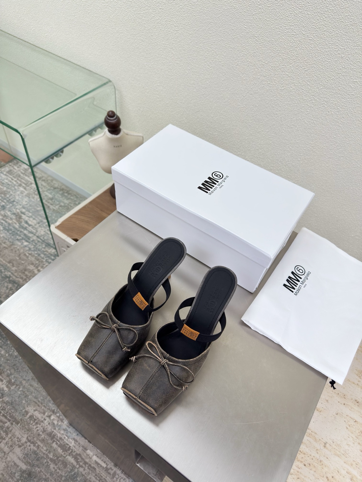 NO:706871,MM6 pig nose back slippers, heel height 7cm, gray cracked cowhide, lining Bengal cowhide, MaisonMargiela Maison Margiela MM6 is coming!  It smells so good. It has a beautiful and colorful girly feel!   A fashion item not to be missed. Simple and stylish beauty. A must-have item. Fashionable age-reducing tool. Casual and honest feeling. Simple and high-end design. Incorporate the unique logo of MM6. Suitable for daily leisure and vacation. Versatile. Genuinely comfortable. Italian genuine leather outsole. Split design. Original and consistent materials. Standard original order. Please look for our high-quality goods. 35 36 37 38 39 40 41 (40)  41 customized), slippers, ballet slippers, masion margiela, masion margiela, slippers, cowhide, Leather soles19860909MM6 猪鼻子后空拖鞋 跟高7cm 灰色 爆裂纹牛皮 内里 孟加拉牛皮里 MaisonMargiela 马吉拉 MM6  火爆来袭！太香了  靓丽多彩少女感扑面而来！  不容错过的时尚单品 简单又有格调的美 跑量扛把子  必入单品 时尚减龄神器 随性率真的感脚 简单高级的设计 融入MM6独有的标志 同时满足日常 休闲渡假 百搭 真心巴适 意大利真皮大底 分体设计  原版一致材料 对标原单 请认准咱家高货 35 36 37 38 39 40 41（40 41 定制）,拖鞋芭蕾舞鞋,masion margiela,masion margiela,slippers,cowhide,Leather soles,Women's Shoes