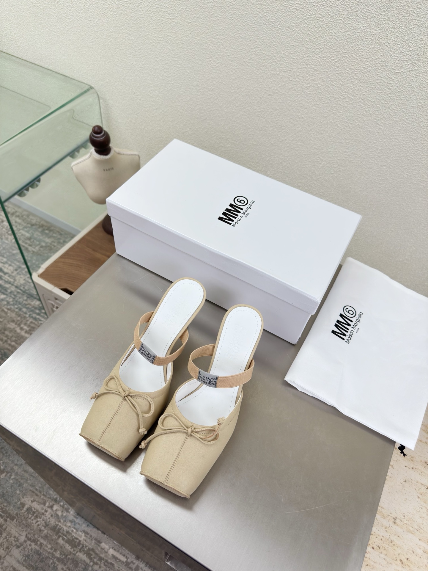 NO:706876,MM6 pig nose back slippers, heel height 7cm, off-white cowhide, lining Bengal cowhide, MaisonMargiela Maison Margiela MM6 is coming!  It smells so good. It has a beautiful and colorful girly feel!   A fashion item not to be missed. Simple and stylish beauty. A must-have item. Fashionable age-reducing tool. Casual and honest feeling. Simple and high-end design. Incorporate the unique logo of MM6. Suitable for daily leisure and vacation. Versatile. Genuinely comfortable. Italian genuine leather outsole. Split design. Original and consistent materials. Standard original order. Please look for our high-quality goods. 35 36 37 38 39 40 41 (40)  41 customized), slippers, ballet slippers, masion margiela, masion margiela, slippers, cowhide, Leather soles19860909MM6 猪鼻子后空拖鞋 跟高7cm 米白 牛皮 内里 孟加拉牛皮里 MaisonMargiela 马吉拉 MM6  火爆来袭！太香了  靓丽多彩少女感扑面而来！  不容错过的时尚单品 简单又有格调的美 跑量扛把子  必入单品 时尚减龄神器 随性率真的感脚 简单高级的设计 融入MM6独有的标志 同时满足日常 休闲渡假 百搭 真心巴适 意大利真皮大底 分体设计  原版一致材料 对标原单 请认准咱家高货 35 36 37 38 39 40 41（40 41 定制）,拖鞋芭蕾舞鞋,masion margiela,masion margiela,slippers,cowhide,Leather soles,Women's Shoes