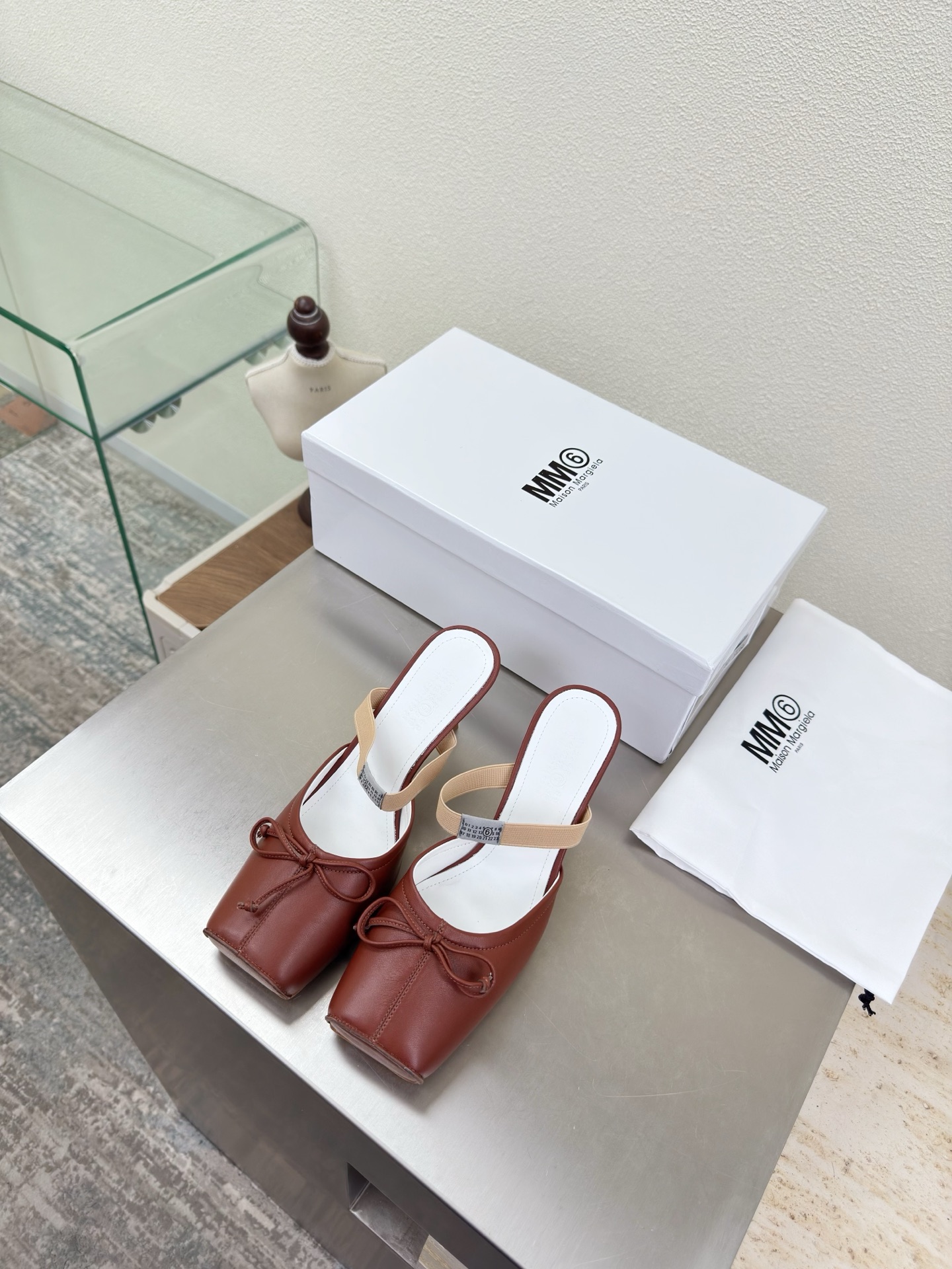 NO:706878,MM6 pig nose back slippers, heel height 7cm, brown cowhide lining, Bengal cowhide lining, MaisonMargiela Maison Margiela MM6 is coming!  It smells so good. It has a beautiful and colorful girly feel!   A fashion item not to be missed. Simple and stylish beauty. A must-have item. Fashionable age-reducing tool. Casual and honest feeling. Simple and high-end design. Incorporate the unique logo of MM6. Suitable for daily leisure and vacation. Versatile. Genuinely comfortable. Italian genuine leather outsole. Split design. Original and consistent materials. Standard original order. Please look for our high-quality goods. 35 36 37 38 39 40 41 (40)  41 customized), slippers, ballet slippers, masion margiela, masion margiela, slippers, cowhide, Leather soles19860909MM6 猪鼻子后空拖鞋 跟高7cm 棕色 牛皮 内里 孟加拉牛皮里 MaisonMargiela 马吉拉 MM6  火爆来袭！太香了  靓丽多彩少女感扑面而来！  不容错过的时尚单品 简单又有格调的美 跑量扛把子  必入单品 时尚减龄神器 随性率真的感脚 简单高级的设计 融入MM6独有的标志 同时满足日常 休闲渡假 百搭 真心巴适 意大利真皮大底 分体设计  原版一致材料 对标原单 请认准咱家高货 35 36 37 38 39 40 41（40 41 定制）,拖鞋芭蕾舞鞋,masion margiela,masion margiela,slippers,cowhide,Leather soles,Women's Shoes