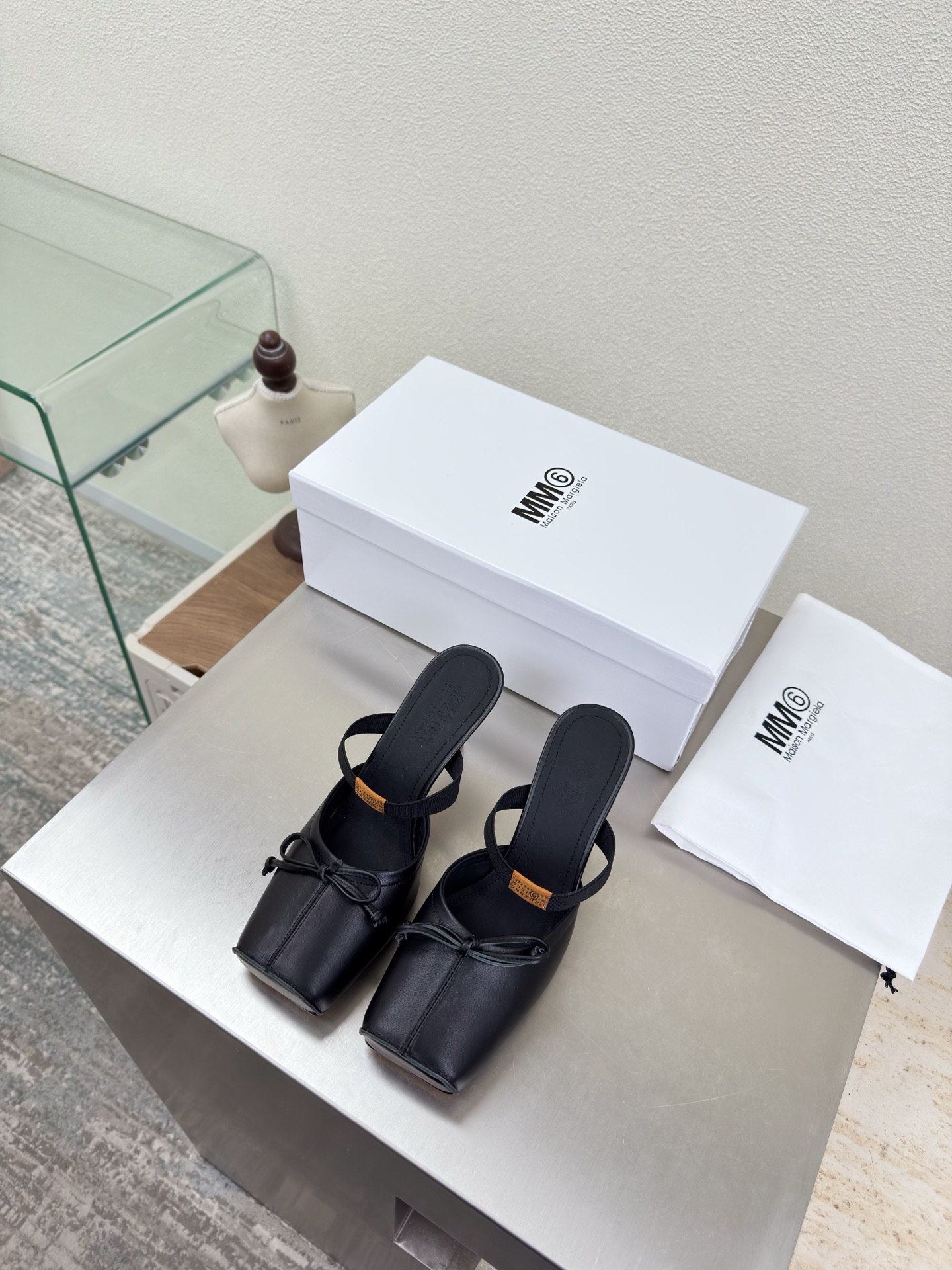 NO:706880,MM6 pig nose back slippers, heel height 7cm, black cowhide lining, Bengal cowhide lining, MaisonMargiela MaisonMargiela MM6 is coming!  It smells so good. It has a beautiful and colorful girly feel!   A fashion item not to be missed. Simple and stylish beauty. A must-have item. Fashionable age-reducing tool. Casual and honest feeling. Simple and high-end design. Incorporate the unique logo of MM6. Suitable for daily leisure and vacation. Versatile. Genuinely comfortable. Italian genuine leather outsole. Split design. Original and consistent materials. Standard original order. Please look for our high-quality goods. 35 36 37 38 39 40 41 (40)  41 customized), slippers, ballet slippers, masion margiela, masion margiela, slippers, cowhide, Leather soles19860909MM6 猪鼻子后空拖鞋 跟高7cm 黑色牛皮 内里 孟加拉牛皮里 MaisonMargiela 马吉拉 MM6  火爆来袭！太香了  靓丽多彩少女感扑面而来！  不容错过的时尚单品 简单又有格调的美 跑量扛把子  必入单品 时尚减龄神器 随性率真的感脚 简单高级的设计 融入MM6独有的标志 同时满足日常 休闲渡假 百搭 真心巴适 意大利真皮大底 分体设计  原版一致材料 对标原单 请认准咱家高货 35 36 37 38 39 40 41（40 41 定制）,拖鞋芭蕾舞鞋,masion margiela,masion margiela,slippers,cowhide,Leather soles,Women's Shoes