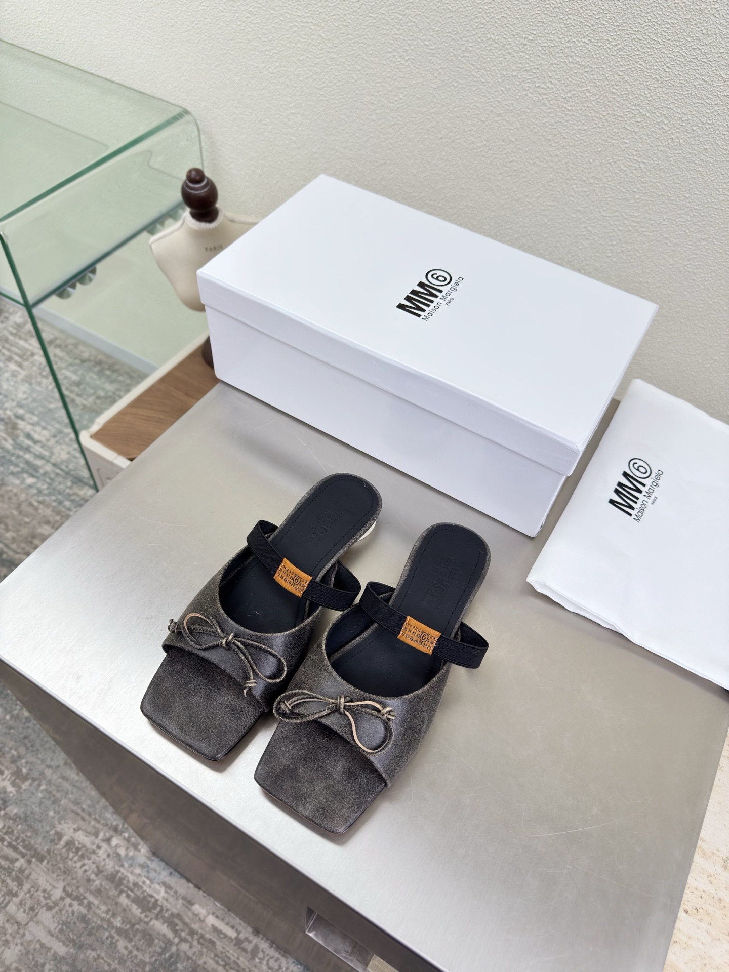 NO:706885,MM6 elastic Mary Jane slippers, flat bottom, 1cm gray cracked cowhide, lining, Bengal cowhide lining, MaisonMargiela Maison Margiela MM6 is coming!  It smells so good. It has a beautiful and colorful girly feel!   A fashion item not to be missed. Simple and stylish beauty. A must-have item. Fashionable age-reducing tool. Casual and honest feeling. Simple and high-end design. Incorporate the unique logo of MM6. Suitable for daily leisure and vacation. Versatile. Genuinely comfortable. Italian genuine leather outsole. Split design. Original and consistent materials. Standard original order. Please look for our high-quality goods. 35 36 37 38 39 40 41 (40)  41 customized), ballet slippers, masion margiela, masion margiela, mary jane, slippers, cowhide, Leather soles19860909MM6 松紧玛丽珍 拖鞋 平底 1cm灰色 爆裂纹牛皮 内里 孟加拉牛皮里 MaisonMargiela 马吉拉 MM6  火爆来袭！太香了  靓丽多彩少女感扑面而来！  不容错过的时尚单品 简单又有格调的美 跑量扛把子  必入单品 时尚减龄神器 随性率真的感脚 简单高级的设计 融入MM6独有的标志 同时满足日常 休闲渡假 百搭 真心巴适 意大利真皮大底 分体设计  原版一致材料 对标原单 请认准咱家高货 35 36 37 38 39 40 41（40 41 定制）,拖鞋芭蕾舞鞋,masion margiela,masion margiela,mary jane,slippers,cowhide,Leather soles,Women's Shoes