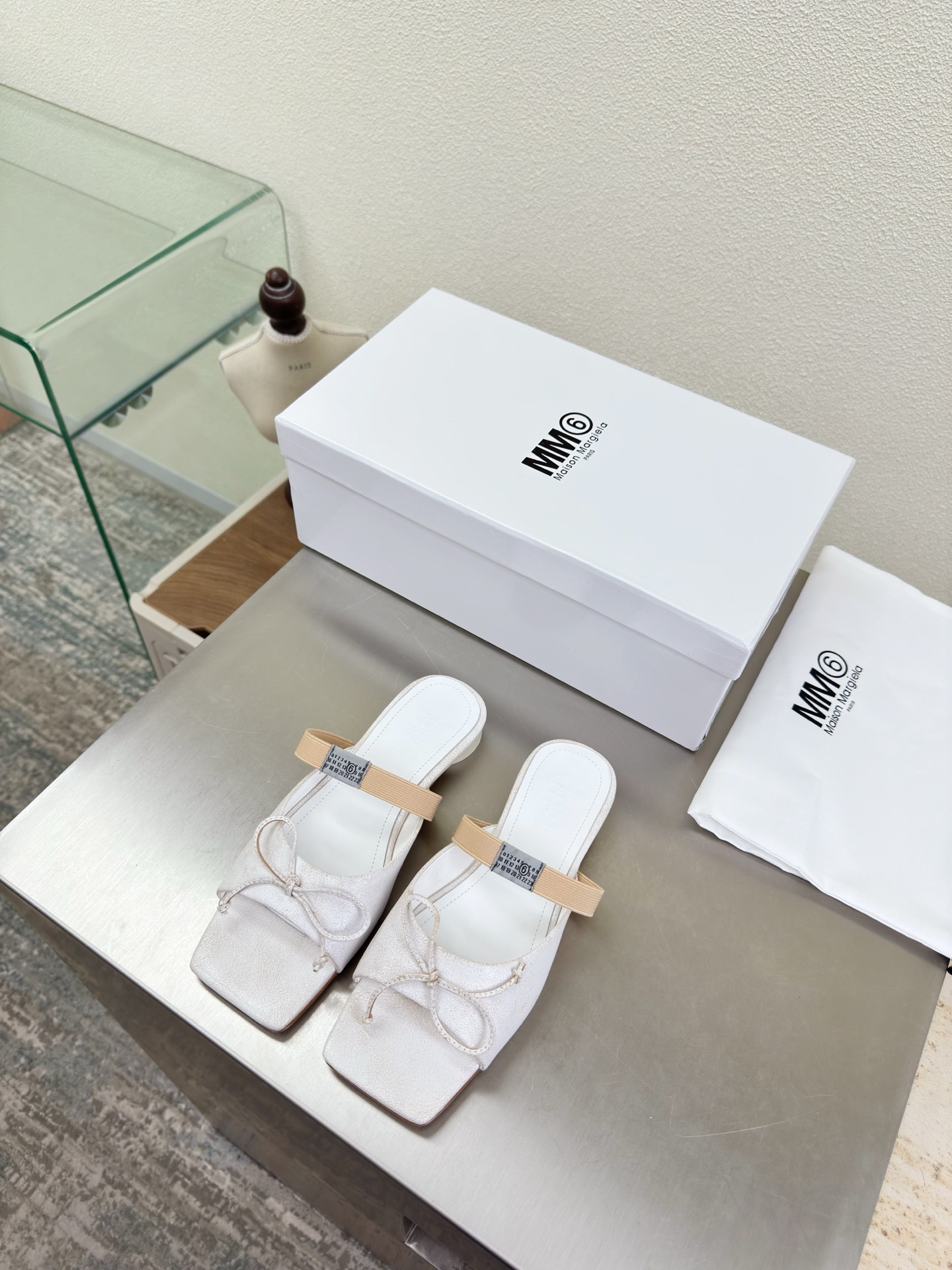 NO:706887,MM6 elastic Mary Jane slippers, flat 1cm white, cracked cow leather lining, Bengal cowhide lining, MaisonMargiela Maison Margiela MM6 is coming!  It smells so good. It has a beautiful and colorful girly feel!   A fashion item not to be missed. Simple and stylish beauty. A must-have item. Fashionable age-reducing tool. Casual and honest feeling. Simple and high-end design. Incorporate the unique logo of MM6. Suitable for daily leisure and vacation. Versatile. Genuinely comfortable. Italian genuine leather outsole. Split design. Original and consistent materials. Standard original order. Please look for our high-quality goods. 35 36 37 38 39 40 41 (40)  41 customized), ballet slippers, masion margiela, masion margiela, mary jane, slippers, cowhide, Leather soles19860909MM6 松紧玛丽珍 拖鞋 平底 1cm 白色 爆裂纹牛皮 内里 孟加拉牛皮里 MaisonMargiela 马吉拉 MM6  火爆来袭！太香了  靓丽多彩少女感扑面而来！  不容错过的时尚单品 简单又有格调的美 跑量扛把子  必入单品 时尚减龄神器 随性率真的感脚 简单高级的设计 融入MM6独有的标志 同时满足日常 休闲渡假 百搭 真心巴适 意大利真皮大底 分体设计  原版一致材料 对标原单 请认准咱家高货 35 36 37 38 39 40 41（40 41 定制）,拖鞋芭蕾舞鞋,masion margiela,masion margiela,mary jane,slippers,cowhide,Leather soles,Women's Shoes