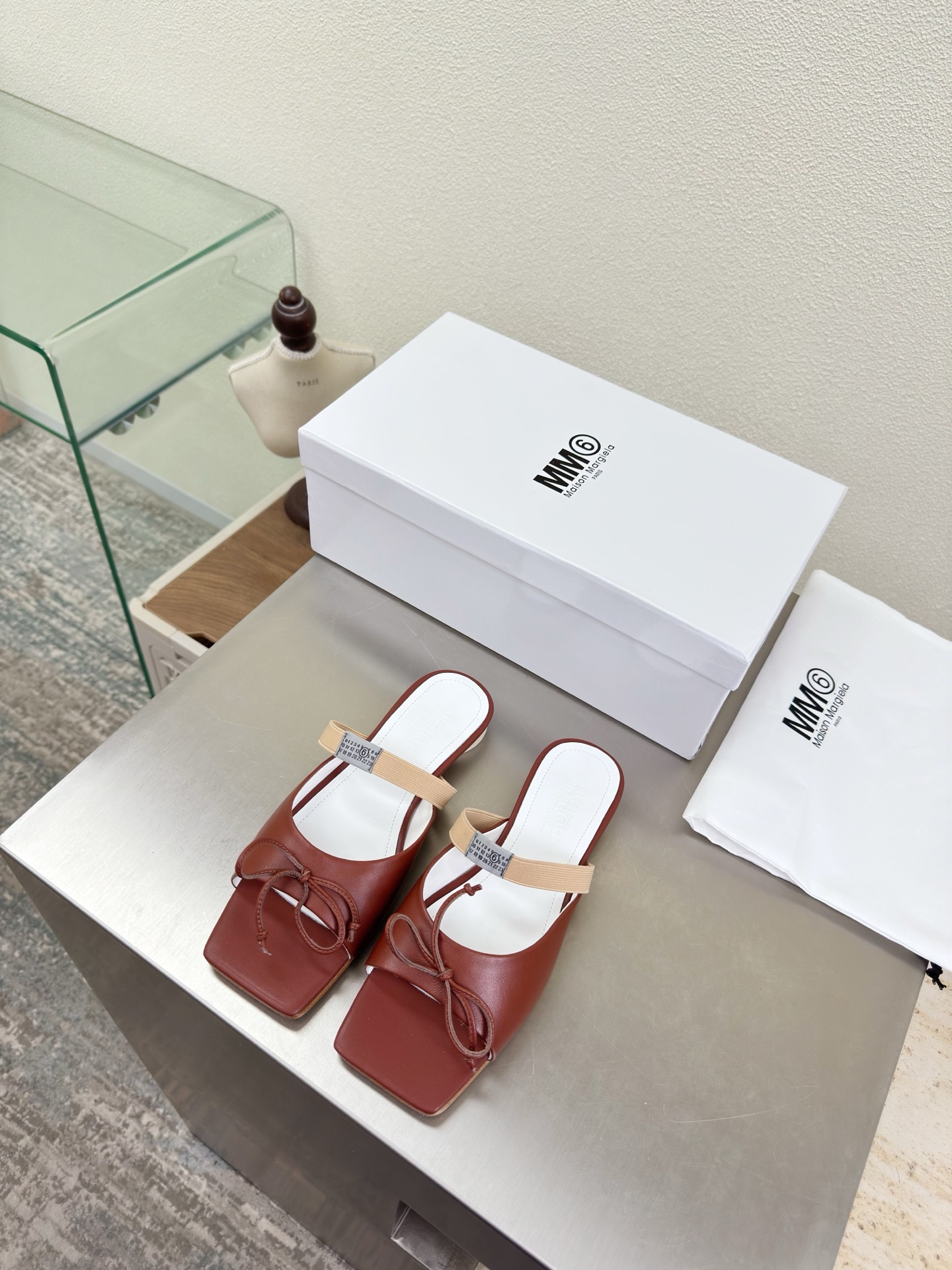 NO:706889,MM6 elastic Mary Jane slippers, flat bottom 1cm, brown cowhide lining, Bengal cowhide lining, MaisonMargiela Maison Margiela MM6 is coming!  It smells so good. It has a beautiful and colorful girly feel!   A fashion item not to be missed. Simple and stylish beauty. A must-have item. Fashionable age-reducing tool. Casual and honest feeling. Simple and high-end design. Incorporate the unique logo of MM6. Suitable for daily leisure and vacation. Versatile. Genuinely comfortable. Italian genuine leather outsole. Split design. Original and consistent materials. Standard original order. Please look for our high-quality goods. 35 36 37 38 39 40 41 (40)  41 customized), ballet slippers, masion margiela, masion margiela, mary jane, slippers, cowhide, Leather soles19860909MM6 松紧玛丽珍 拖鞋 平底 1cm 棕色 牛皮 内里 孟加拉牛皮里 MaisonMargiela 马吉拉 MM6  火爆来袭！太香了  靓丽多彩少女感扑面而来！  不容错过的时尚单品 简单又有格调的美 跑量扛把子  必入单品 时尚减龄神器 随性率真的感脚 简单高级的设计 融入MM6独有的标志 同时满足日常 休闲渡假 百搭 真心巴适 意大利真皮大底 分体设计  原版一致材料 对标原单 请认准咱家高货 35 36 37 38 39 40 41（40 41 定制）,拖鞋芭蕾舞鞋,masion margiela,masion margiela,mary jane,slippers,cowhide,Leather soles,Women's Shoes