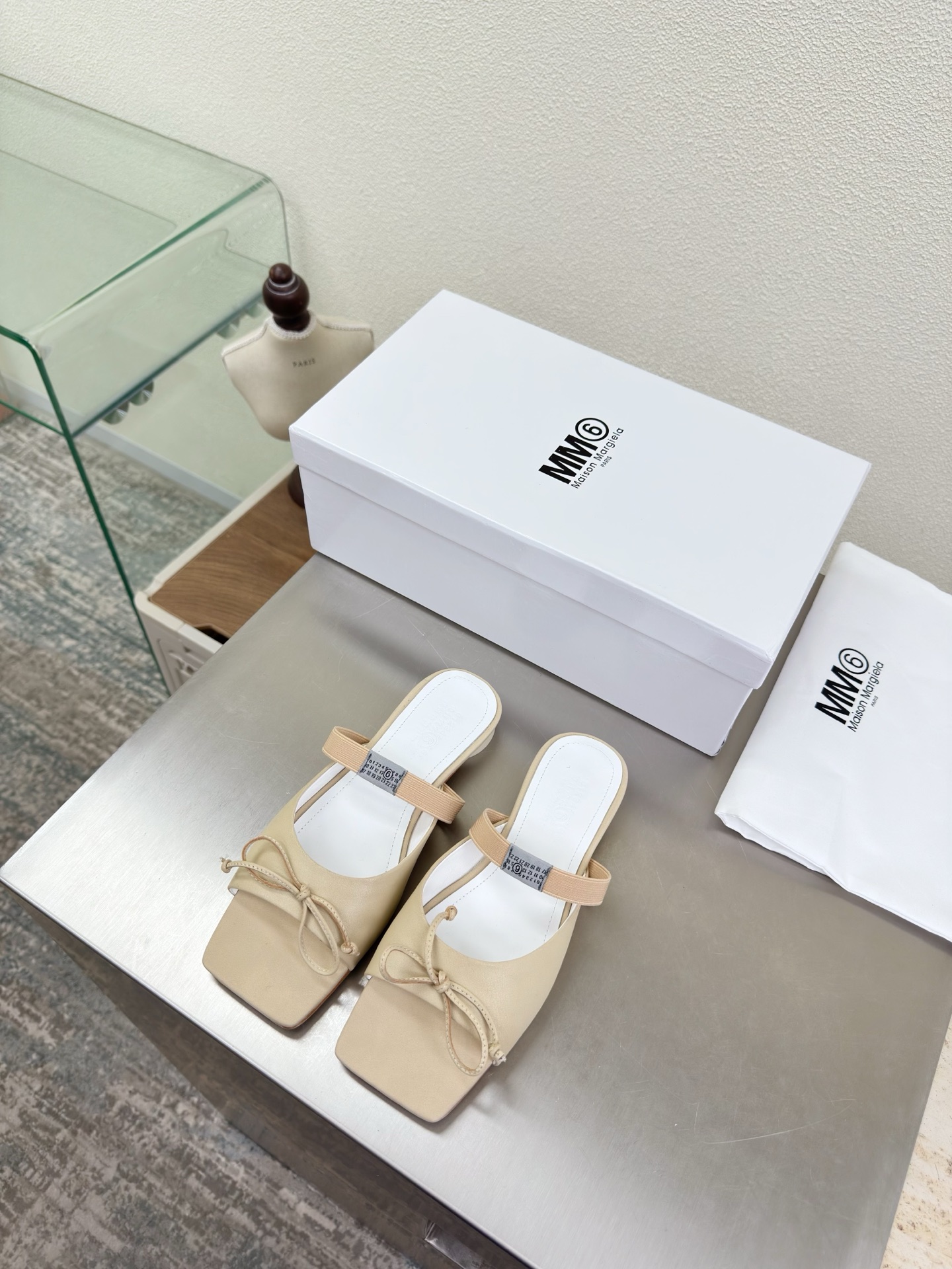 NO:706892,MM6 elastic Mary Jane slippers, flat 1cm, apricot cowhide lining, Bengal cowhide lining, MaisonMargiela Maison Margiela MM6 is coming!  It smells so good. It has a beautiful and colorful girly feel!   A fashion item not to be missed. Simple and stylish beauty. A must-have item. Fashionable age-reducing tool. Casual and honest feeling. Simple and high-end design. Incorporate the unique logo of MM6. Suitable for daily leisure and vacation. Versatile. Genuinely comfortable. Italian genuine leather outsole. Split design. Original and consistent materials. Standard original order. Please look for our high-quality goods. 35 36 37 38 39 40 41 (40)  41 customized), ballet slippers, masion margiela, masion margiela, mary jane, slippers, cowhide, Leather soles19860909MM6 松紧玛丽珍 拖鞋 平底 1cm 杏色 牛皮 内里 孟加拉牛皮里 MaisonMargiela 马吉拉 MM6  火爆来袭！太香了  靓丽多彩少女感扑面而来！  不容错过的时尚单品 简单又有格调的美 跑量扛把子  必入单品 时尚减龄神器 随性率真的感脚 简单高级的设计 融入MM6独有的标志 同时满足日常 休闲渡假 百搭 真心巴适 意大利真皮大底 分体设计  原版一致材料 对标原单 请认准咱家高货 35 36 37 38 39 40 41（40 41 定制）,拖鞋芭蕾舞鞋,masion margiela,masion margiela,mary jane,slippers,cowhide,Leather soles,Women's Shoes