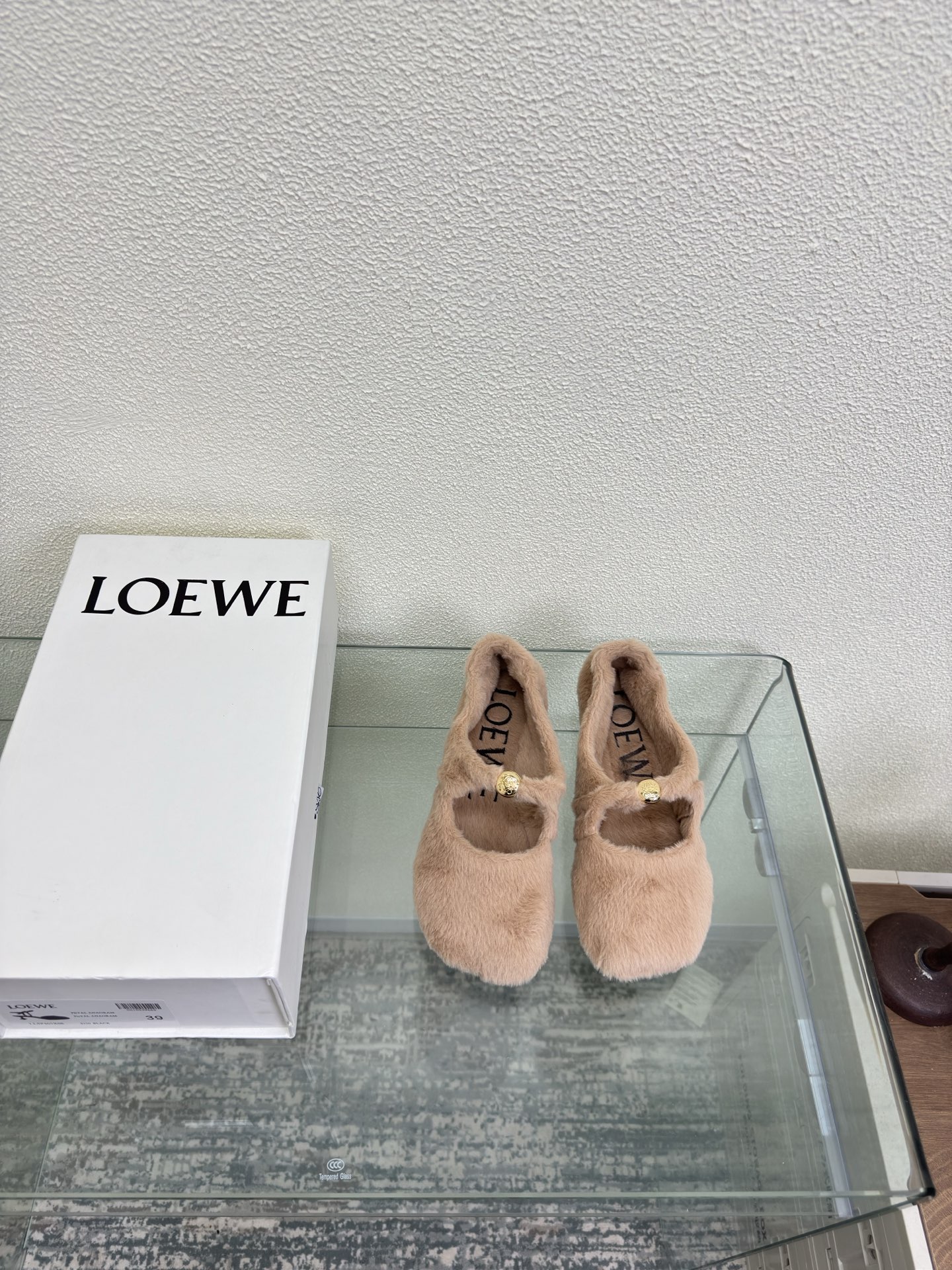 NO:706850,Horse hair style apple toe Loewe Mary Jane shoes soft and comfortable upper short plush material lining: short plush material white loewe super versatile in autumn cat heel toe shoes This is comfortable and versatile! Super suitable for wide and high insteps, no break-in period required, and the old color is very special, and there will be no deep crease marks Recommended index: loewe plush soft and comfortable diamond series 35 36  37 38 39 40 41 (40 41 customized code number) equipped with original packaging, ballet shoes, loewe, loewe, mary jane19860909马毛风格 苹果头 罗意威 Loewe 玛丽珍 单鞋 柔软舒适 鞋面短毛绒材质 内里: 短毛绒材质 白色  loewe秋日超百搭 猫跟包头单鞋 这款舒服又百搭! 超级适合宽和高脚背,不需要磨合期,并且做旧色很特别,也不会有很深的褶痕印 推荐指数: loewe 绒毛 柔美舒适 闪钻系列 35 36 37 38 39 40 41（40 41 定制码数） 配置原版包装,芭蕾舞鞋,loewe,loewe,mary jane,Women's Shoes