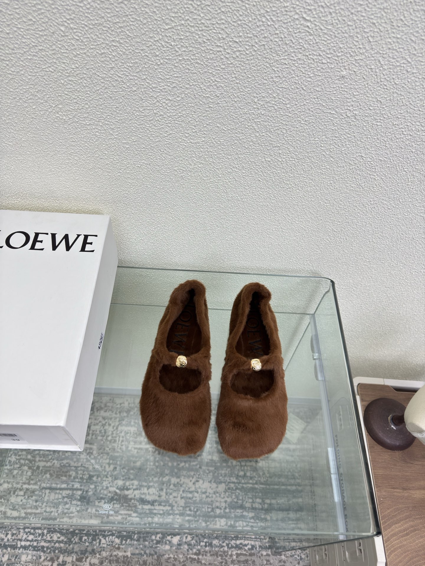 NO:706852,Horse hair style apple toe Loewe Mary Jane shoes soft and comfortable upper short plush material lining: short plush material brown loewe super versatile in autumn cat heel toe shoes This is comfortable and versatile! Super suitable for wide and high insteps, no break-in period required, and the old color is very special, and there will be no deep crease marks Recommended index: loewe plush soft and comfortable diamond series 35 36  37 38 39 40 41 (40 41 customized code number) equipped with original packaging, ballet shoes, loewe, loewe, mary jane19860909马毛风格 苹果头 罗意威 Loewe 玛丽珍 单鞋 柔软舒适 鞋面短毛绒材质 内里: 短毛绒材质 棕色  loewe秋日超百搭 猫跟包头单鞋 这款舒服又百搭! 超级适合宽和高脚背,不需要磨合期,并且做旧色很特别,也不会有很深的褶痕印 推荐指数: loewe 绒毛 柔美舒适 闪钻系列 35 36 37 38 39 40 41（40 41 定制码数） 配置原版包装,芭蕾舞鞋,loewe,loewe,mary jane,Women's Shoes