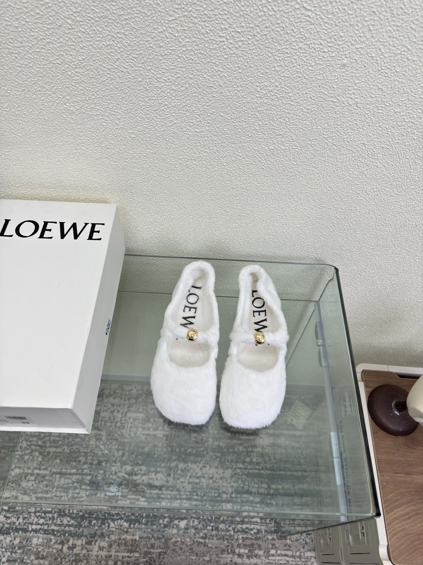 NO:706854,Horse hair style apple toe Loewe Mary Jane shoes soft and comfortable upper short plush material lining: short plush material white loewe super versatile in autumn cat heel toe shoes This is comfortable and versatile! Super suitable for wide and high insteps, no break-in period required, and the old color is very special, and there will be no deep crease marks Recommended index: loewe plush soft and comfortable diamond series 35 36  37 38 39 40 41 (40 41 customized code number) equipped with original packaging, ballet shoes, loewe, loewe, mary jane19860909马毛风格 苹果头 罗意威 Loewe 玛丽珍 单鞋 柔软舒适 鞋面短毛绒材质 内里: 短毛绒材质 白色  loewe秋日超百搭 猫跟包头单鞋 这款舒服又百搭! 超级适合宽和高脚背,不需要磨合期,并且做旧色很特别,也不会有很深的褶痕印 推荐指数: loewe 绒毛 柔美舒适 闪钻系列 35 36 37 38 39 40 41（40 41 定制码数） 配置原版包装,芭蕾舞鞋,loewe,loewe,mary jane,Women's Shoes