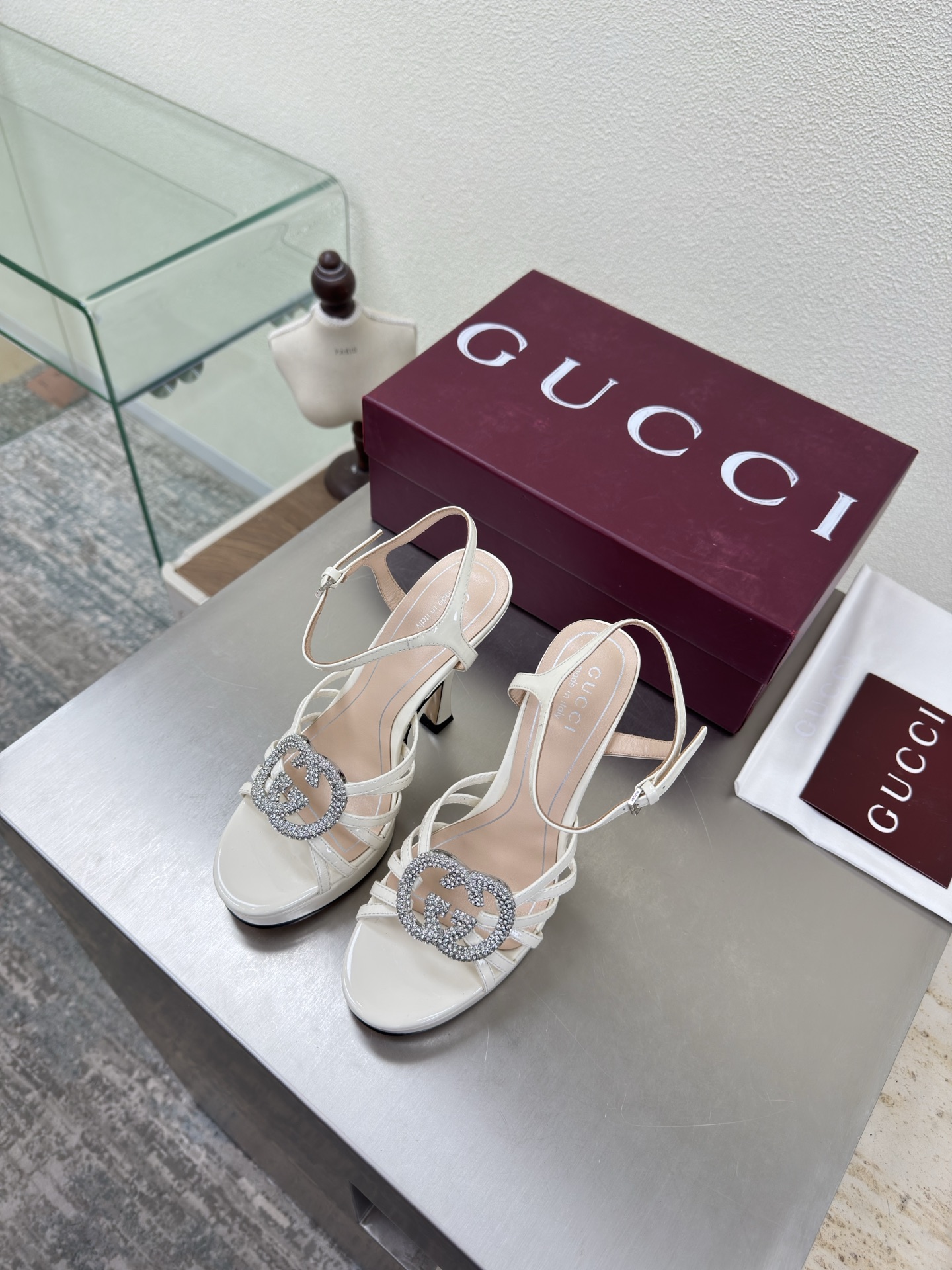 NO:706851,Double G diamond buckle, classic mid-heeled striped sandals, GUCCI double G logo, off-white, calf patent leather logo, fashionable brand LOGO, super recognizable and highly recognizable. Various brands are competing for brands, and super series and high heels. GUCCI is not out of date. Gucci's Paris fashion show model  This series interprets new fashion charm and continues the ultra-high heel design. It has won the favor of well-known overseas bloggers and millions of fans. It is sold well at home and abroad and is out of stock in China. The top version is in candy color. Each color is beautiful and known. Multiple colors are available. Upper shoes: patent leather. Lining: imported leather sheep. Sole shoes: original genuine leather outsole. Size: 35 36 37 38 39 40 41 42 (order 40 41 42)  Packaging: GUCCI full set of original packaging, high heels and sandals, gucci, sandals, high heels, Leather soles19860909双G钻扣 中跟经典 条带凉鞋 GUCCI  双G logo  米白色 小牛漆皮 logo   时尚的品牌LOGO持加,具有超辨高识度各品大争牌恐先推后出超系跟高列GUCCI不也落伍 Guccl巴黎时装秀场款 此系列演绎全新时尚魅力延续超高跟设计,深得海外知名博主青睐千万粉丝博主倾情演绎,畅销海内外国内已经断货,顶级版本糖果色配色,每个颜色都是绝美知知,多颜色供选 面鞋:漆面皮 里内:进口皮羊 底鞋:原版真皮大底 码数:35 36 37 38 39 40 41 42 (40 41 42订) 包装:GUCCI全套原包版装,高跟鞋凉鞋,gucci,sandals,high heels,Leather soles,Women's Shoes