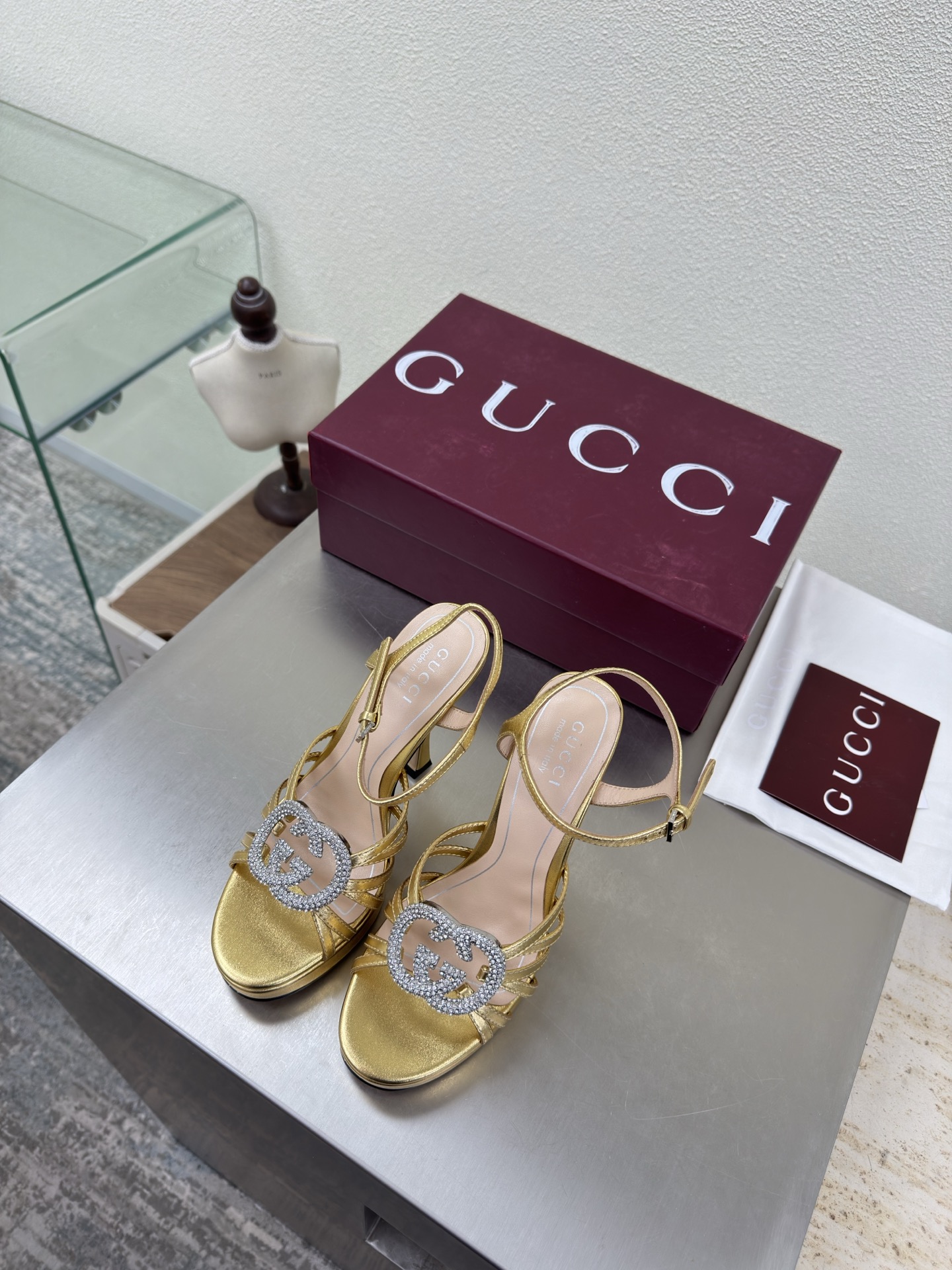 NO:706853,Double G diamond buckle, classic mid-heeled striped sandals, GUCCI double G logo, gold metal sheepskin logo, fashionable brand logo, super recognizable and highly recognizable. Various brands are competing for brands, and they will launch first and later to release super series and high heels. GUCCI is not out of date. Gucci Paris fashion show model  This series interprets new fashion charm and continues the ultra-high heel design. It has won the favor of well-known overseas bloggers and millions of fans. It is sold well at home and abroad and is out of stock in China. The top version is in candy color. Each color is beautiful and known. Multiple colors are available. Upper shoes: patent leather. Lining: imported leather sheep. Sole shoes: original genuine leather outsole. Size: 35 36 37 38 39 40 41 42 (order 40 41 42)  Packaging: GUCCI full set of original packaging, high heels and sandals, gucci, sandals, high heels, sheepskin, Leather soles19860909双G钻扣 中跟经典 条带凉鞋 GUCCI  双G logo  金色金属羊皮logo   时尚的品牌LOGO持加,具有超辨高识度各品大争牌恐先推后出超系跟高列GUCCI不也落伍 Guccl巴黎时装秀场款 此系列演绎全新时尚魅力延续超高跟设计,深得海外知名博主青睐千万粉丝博主倾情演绎,畅销海内外国内已经断货,顶级版本糖果色配色,每个颜色都是绝美知知,多颜色供选 面鞋:漆面皮 里内:进口皮羊 底鞋:原版真皮大底 码数:35 36 37 38 39 40 41 42 (40 41 42订) 包装:GUCCI全套原包版装,高跟鞋凉鞋,gucci,sandals,high heels,sheepskin,Leather soles,Women's Shoes