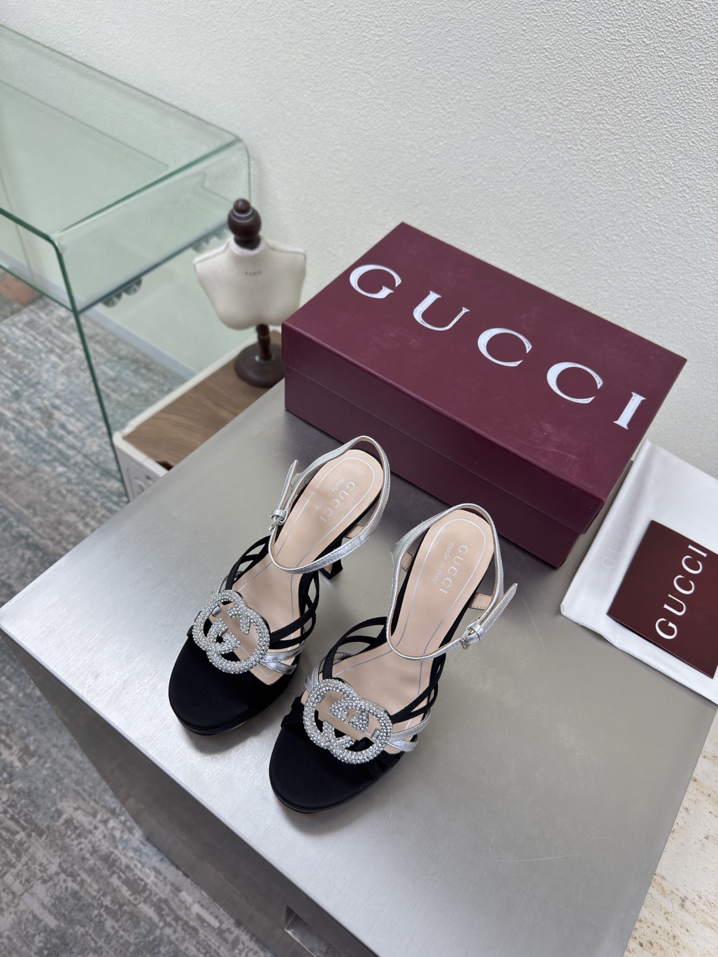 NO:706855,Double G diamond buckle, classic mid-heeled striped sandals, GUCCI double G logo, black silk & silver lambskin logo, fashionable brand LOGO, super recognizable and highly recognizable. Different brands are competing for brands, and super series and high-series GUCCI is not out of date. Gucci Paris fashion show style  This series interprets new fashion charm and continues the ultra-high heel design. It has won the favor of well-known overseas bloggers and millions of fans. It is sold well at home and abroad and is out of stock in China. The top version is in candy color. Each color is beautiful and known. Multiple colors are available. Upper shoes: patent leather. Lining: imported leather sheep. Sole shoes: original genuine leather outsole. Size: 35 36 37 38 39 40 41 42 (order 40 41 42)  Packaging: GUCCI full set of original packaging, high heels and sandals, gucci, sandals, high heels, sheepskin, real silk, Leather soles19860909双G钻扣 中跟经典 条带凉鞋 GUCCI  双G logo  黑色真丝&银色小羊皮 logo   时尚的品牌LOGO持加,具有超辨高识度各品大争牌恐先推后出超系跟高列GUCCI不也落伍 Guccl巴黎时装秀场款 此系列演绎全新时尚魅力延续超高跟设计,深得海外知名博主青睐千万粉丝博主倾情演绎,畅销海内外国内已经断货,顶级版本糖果色配色,每个颜色都是绝美知知,多颜色供选 面鞋:漆面皮 里内:进口皮羊 底鞋:原版真皮大底 码数:35 36 37 38 39 40 41 42 (40 41 42订) 包装:GUCCI全套原包版装,高跟鞋凉鞋,gucci,sandals,high heels,sheepskin,real silk,Leather soles,Women's Shoes