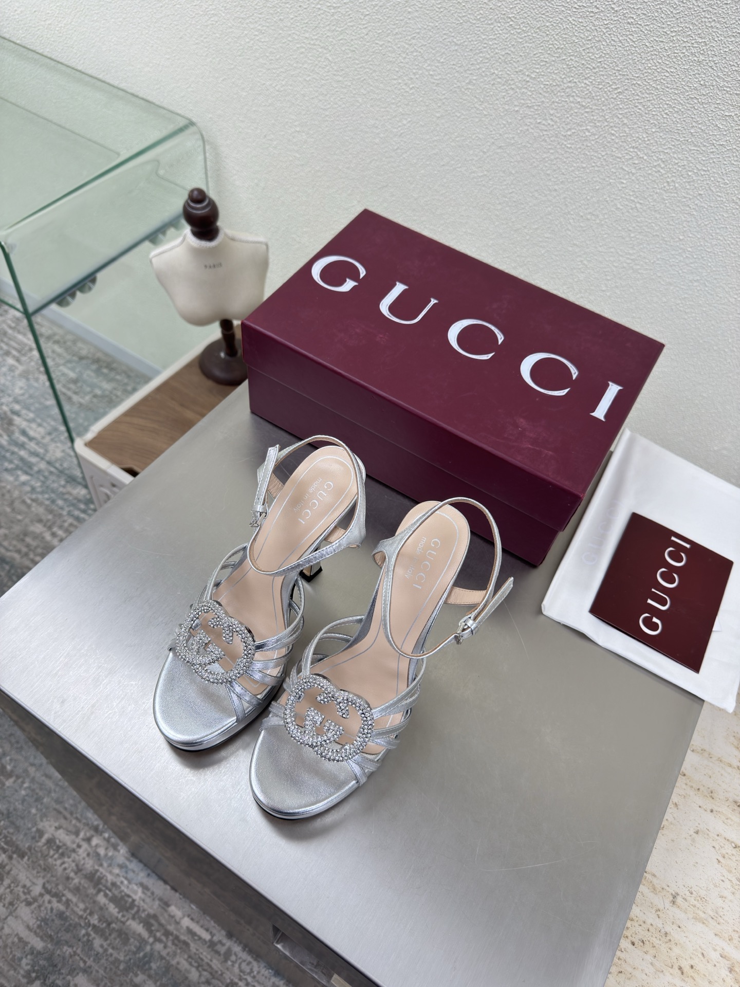 NO:706857,Double G diamond buckle, classic mid-heeled striped sandals, GUCCI double G logo, silver metal sheepskin logo, fashionable brand logo, super recognizable and highly recognizable. Various brands are competing for brands, and they will launch first and later to release super series and high heels. GUCCI is not out of date. Gucci Paris fashion show model  This series interprets new fashion charm and continues the ultra-high heel design. It has won the favor of well-known overseas bloggers and millions of fans. It is sold well at home and abroad and is out of stock in China. The top version is in candy color. Each color is beautiful and known. Multiple colors are available. Upper shoes: patent leather. Lining: imported leather sheep. Sole shoes: original genuine leather outsole. Size: 35 36 37 38 39 40 41 42 (order 40 41 42)  Packaging: GUCCI full set of original packaging, high heels and sandals, gucci, sandals, high heels, sheepskin, Leather soles19860909双G钻扣 中跟经典 条带凉鞋 GUCCI  双G logo  银色金属羊皮logo   时尚的品牌LOGO持加,具有超辨高识度各品大争牌恐先推后出超系跟高列GUCCI不也落伍 Guccl巴黎时装秀场款 此系列演绎全新时尚魅力延续超高跟设计,深得海外知名博主青睐千万粉丝博主倾情演绎,畅销海内外国内已经断货,顶级版本糖果色配色,每个颜色都是绝美知知,多颜色供选 面鞋:漆面皮 里内:进口皮羊 底鞋:原版真皮大底 码数:35 36 37 38 39 40 41 42 (40 41 42订) 包装:GUCCI全套原包版装,高跟鞋凉鞋,gucci,sandals,high heels,sheepskin,Leather soles,Women's Shoes