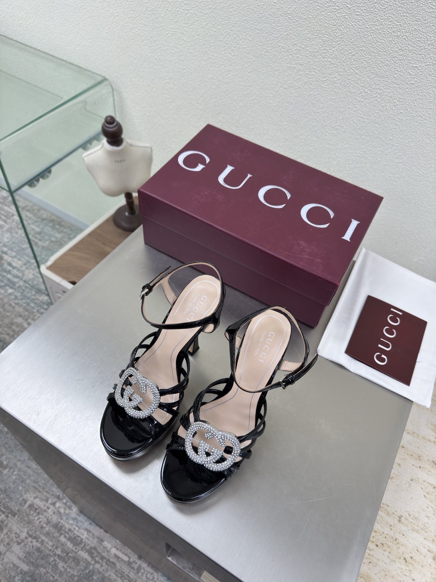 NO:706859,Double G diamond buckle, classic mid-heeled strap sandals, GUCCI double G logo, black calf patent leather logo, fashionable brand LOGO, super recognizable and highly recognizable. Various brands are competing for brands, and they will launch first and later to release super series and high-heeled shoes. GUCCI is not out of date at the Gucci Paris fashion show.  This series interprets new fashion charm and continues the ultra-high heel design. It has won the favor of well-known overseas bloggers and millions of fans. It is sold well at home and abroad and is out of stock in China. The top version is in candy color. Each color is beautiful and known. Multiple colors are available. Upper shoes: patent leather. Lining: imported leather sheep. Sole shoes: original genuine leat19860909双G钻扣 中跟经典 条带凉鞋 GUCCI  双G logo  黑色小牛漆皮 logo   时尚的品牌LOGO持加,具有超辨高识度各品大争牌恐先推后出超系跟高列GUCCI不也落伍 Guccl巴黎时装秀场款 此系列演绎全新时尚魅力延续超高跟设计,深得海外知名博主青睐千万粉丝博主倾情演绎,畅销海内外国内已经断货,顶级版本糖果色配色,每个颜色都是绝美知知,多颜色供选 面鞋:漆面皮 里内:进口皮羊 底鞋:原版真皮大底 码数:35 36 37 38 39 40 41 42 (40 41 42订) 包装:GUCCI全套原包版装,高跟鞋凉鞋,gucci,sandals,high heels,Leather soles,Women's Shoes