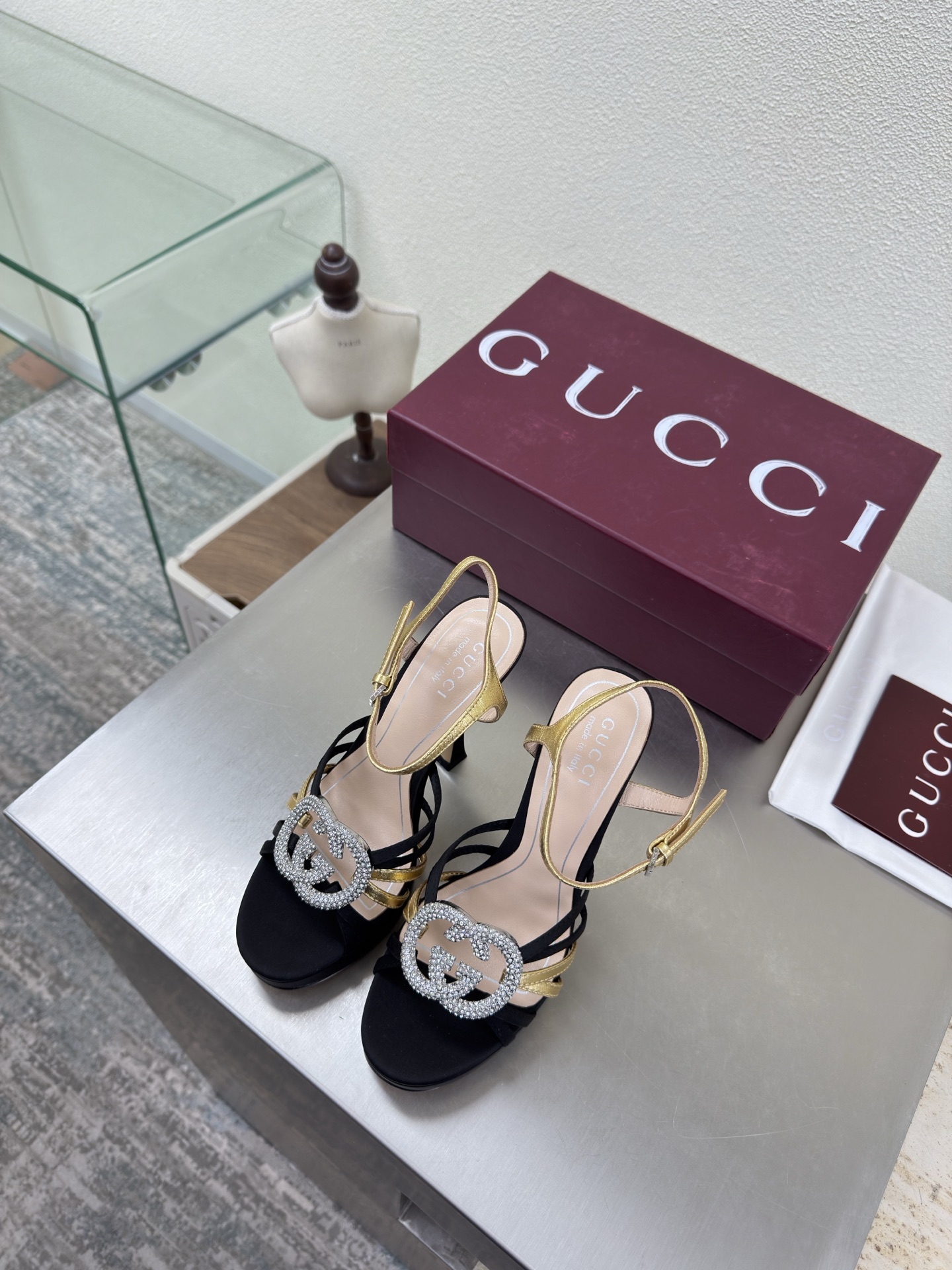NO:706861,Double G diamond buckle, classic mid-heeled striped sandals, GUCCI double G logo, black silk & gold metal sheepskin logo, fashionable brand LOGO, super recognizable and highly recognizable. Various brands are competing for brands, and super series and high-series heels. GUCCI is not out of date. Gucci's Paris fashion show model  This series interprets new fashion charm and continues the ultra-high heel design. It has won the favor of well-known overseas bloggers and millions of fans. It is sold well at home and abroad and is out of stock in China. The top version is in candy color. Each color is beautiful and known. Multiple colors are available. Upper shoes: patent leather. Lining: imported leather sheep. Sole shoes: original genuine leather outsole. Size: 35 36 37 38 39 40 41 42 (order 40 41 42)  Packaging: GUCCI full set of original packaging, high heels and sandals, gucci, sandals, high heels, sheepskin, real silk, Leather soles19860909双G钻扣 中跟经典 条带凉鞋 GUCCI  双G logo  黑色真丝&金色金属羊皮logo   时尚的品牌LOGO持加,具有超辨高识度各品大争牌恐先推后出超系跟高列GUCCI不也落伍 Guccl巴黎时装秀场款 此系列演绎全新时尚魅力延续超高跟设计,深得海外知名博主青睐千万粉丝博主倾情演绎,畅销海内外国内已经断货,顶级版本糖果色配色,每个颜色都是绝美知知,多颜色供选 面鞋:漆面皮 里内:进口皮羊 底鞋:原版真皮大底 码数:35 36 37 38 39 40 41 42 (40 41 42订) 包装:GUCCI全套原包版装,高跟鞋凉鞋,gucci,sandals,high heels,sheepskin,real silk,Leather soles,Women's Shoes