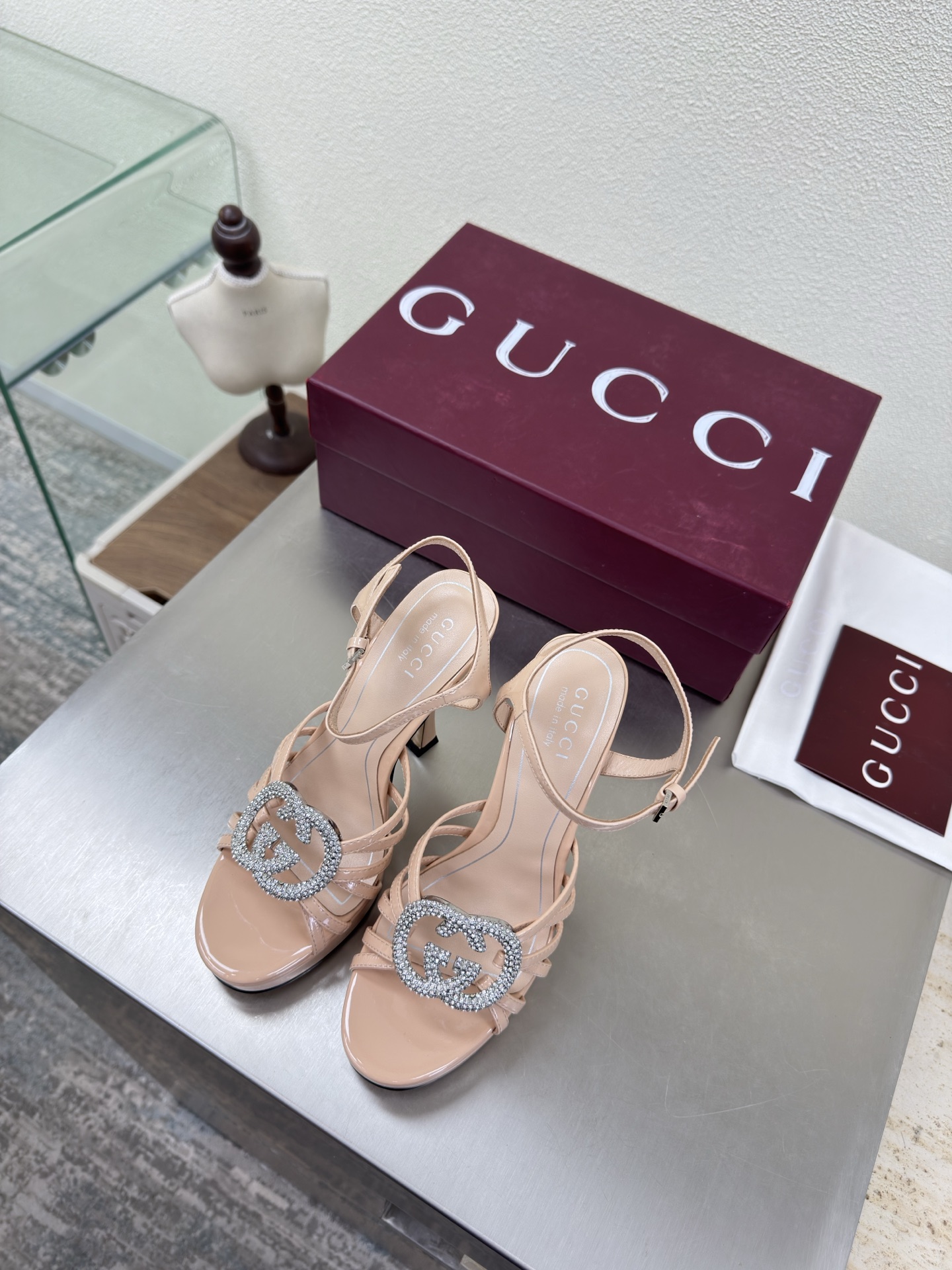 NO:706862,Double G diamond buckle, classic mid-heeled strap sandals, GUCCI double G logo, apricot calf patent leather logo, fashionable brand LOGO, super recognizable and highly recognizable. Various brands are competing for brands, and they will launch first and later to release super series and high heels. GUCCI is not out of date. Gucci Paris fashion show model  This series interprets new fashion charm and continues the ultra-high heel design. It has won the favor of well-known overseas bloggers and millions of fans. It is sold well at home and abroad and is out of stock in China. The top version is in candy color. Each color is beautiful and known. Multiple colors are available. Upper shoes: patent leather. Lining: imported leather sheep. Sole shoes: original genuine leather outsole. Size: 35 36 37 38 39 40 41 42 (order 40 41 42)  Packaging: GUCCI full set of original packaging, high heels and sandals, gucci, sandals, high heels, Leather soles19860909双G钻扣 中跟经典 条带凉鞋 GUCCI  双G logo  杏色小牛漆皮 logo   时尚的品牌LOGO持加,具有超辨高识度各品大争牌恐先推后出超系跟高列GUCCI不也落伍 Guccl巴黎时装秀场款 此系列演绎全新时尚魅力延续超高跟设计,深得海外知名博主青睐千万粉丝博主倾情演绎,畅销海内外国内已经断货,顶级版本糖果色配色,每个颜色都是绝美知知,多颜色供选 面鞋:漆面皮 里内:进口皮羊 底鞋:原版真皮大底 码数:35 36 37 38 39 40 41 42 (40 41 42订) 包装:GUCCI全套原包版装,高跟鞋凉鞋,gucci,sandals,high heels,Leather soles,Women's Shoes