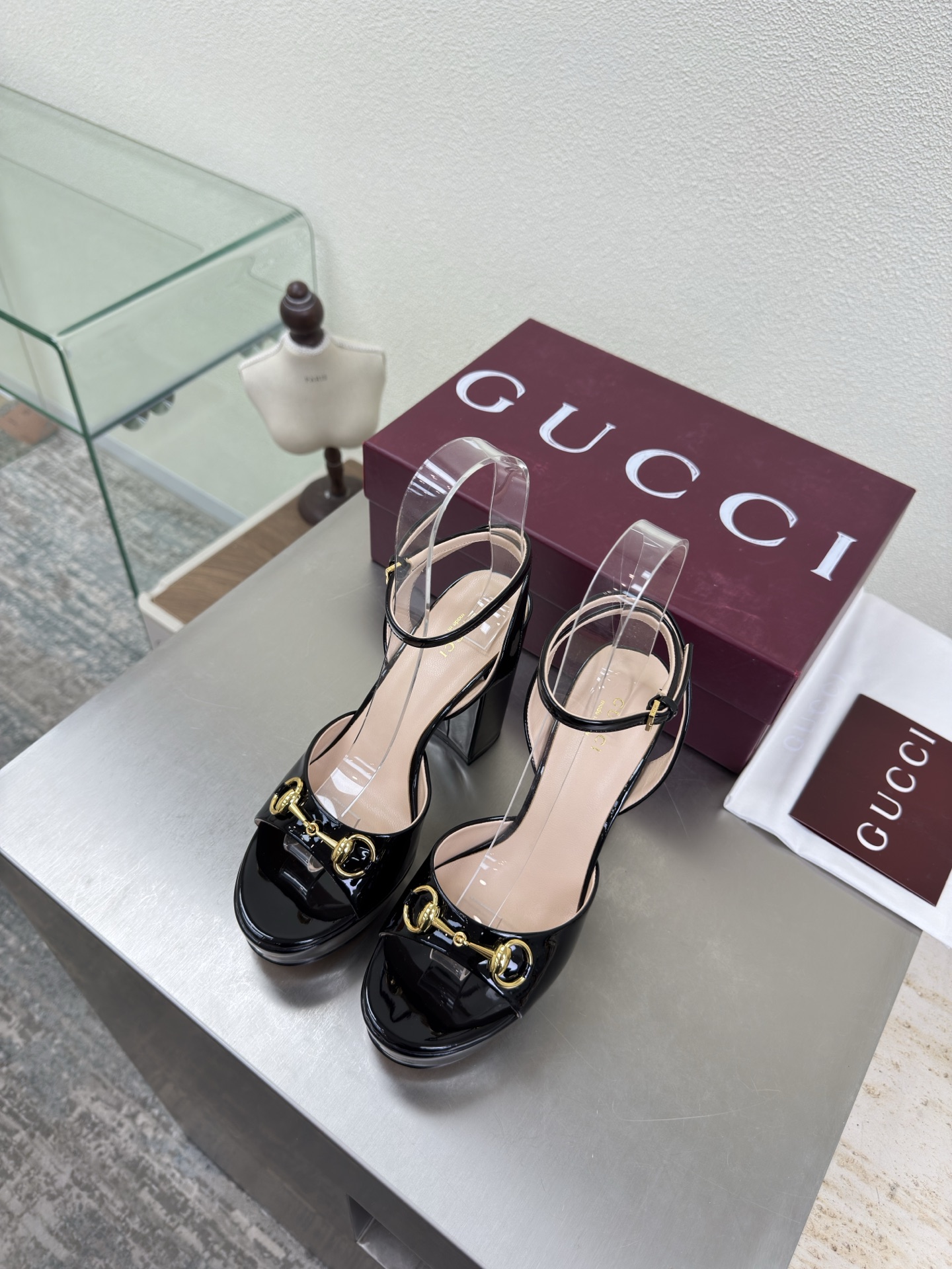 NO:706839,Thick heel thick sole Saddle buckle sandals GUCCI Exquisite gilt saddle buckle Black calf patent leather logo Stylish brand LOGO with super recognition and high recognition Various brands are competing for brands, super series heels GUCCI is not out of date Gucci Paris fashion show style  This series interprets new fashion charm and continues the ultra-high heel design. It has won the favor of well-known overseas bloggers and millions of fans. It is sold well at home and abroad and is out of stock in China. The top version is in candy color. Each color is beautiful and known. Multiple colors are available. Upper shoes: patent leather. Lining: imported leather sheep. Sole shoes: original genuine leather outsole. Size: 35 36 37 38 39 40 41 42 (order 40 41 42)  Packaging: GUCCI full set of original packaging, high heels and sandals, gucci, sandals, high heels, Leather soles19860909粗跟厚底 马鞍扣凉鞋 GUCCI  精致 鎏金马鞍扣  黑色小牛漆皮 logo   时尚的品牌LOGO持加,具有超辨高识度各品大争牌恐先推后出超系跟高列GUCCI不也落伍 Guccl巴黎时装秀场款 此系列演绎全新时尚魅力延续超高跟设计,深得海外知名博主青睐千万粉丝博主倾情演绎,畅销海内外国内已经断货,顶级版本糖果色配色,每个颜色都是绝美知知,多颜色供选 面鞋:漆面皮 里内:进口皮羊 底鞋:原版真皮大底 码数:35 36 37 38 39 40 41 42 (40 41 42订) 包装:GUCCI全套原包版装,高跟鞋凉鞋,gucci,sandals,high heels,Leather soles,Women's Shoes
