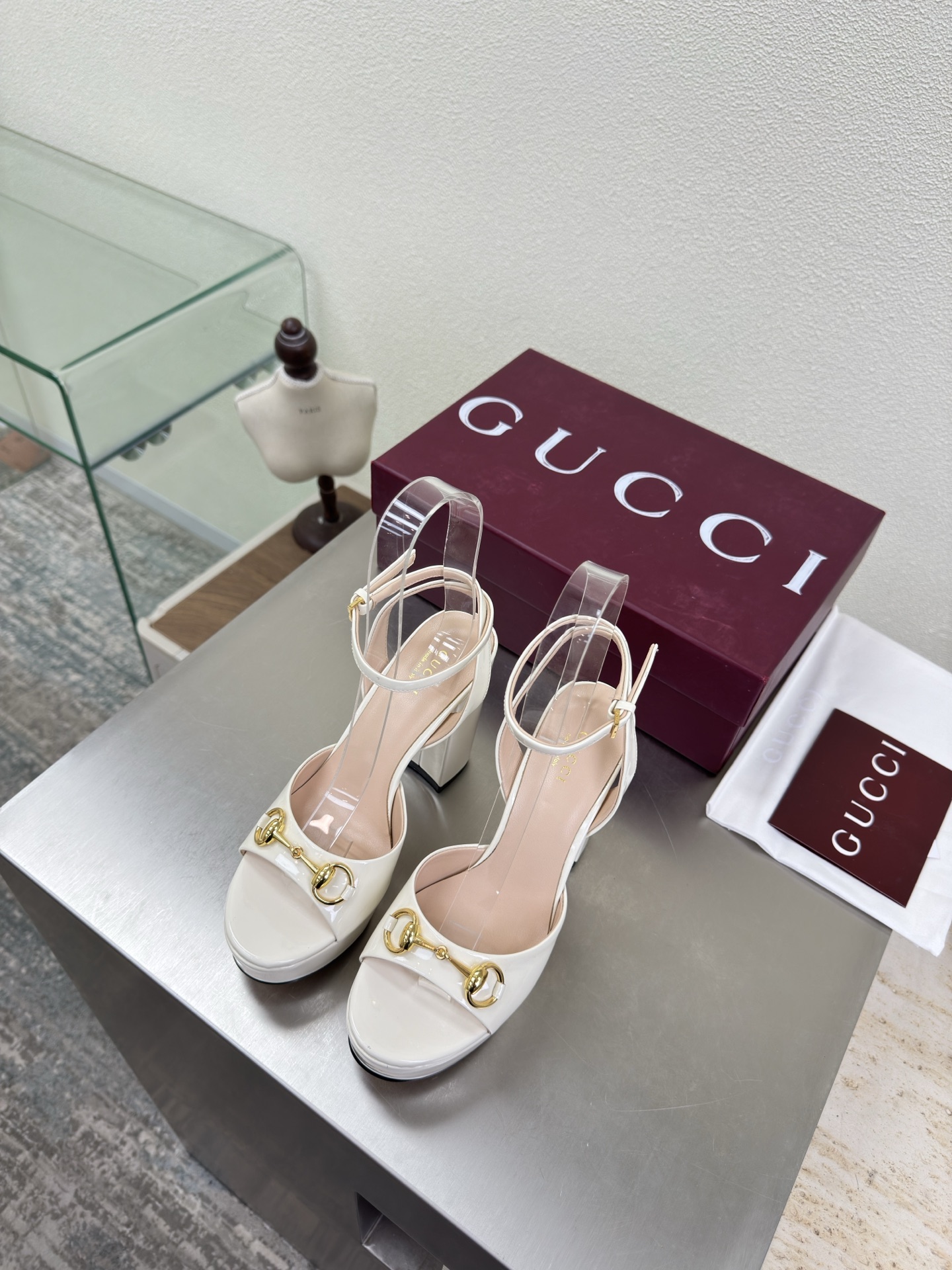 NO:706845,Thick heel thick sole Saddle buckle sandals GUCCI Exquisite gilt saddle buckle Off-white calf patent leather logo Stylish brand LOGO with super recognition and high recognition Various brands are competing for brands, super series heels GUCCI is not out of date Gucci Paris fashion show style  This series interprets new fashion charm and continues the ultra-high heel design. It has won the favor of well-known overseas bloggers and millions of fans. It is sold well at home and abroad and is out of stock in China. The top version is in candy color. Each color is beautiful and known. Multiple colors are available. Upper shoes: patent leather. Lining: imported leather sheep. Sole shoes: original genuine leather outsole. Size: 35 36 37 38 39 40 41 42 (order 40 41 42)  Packaging: GUCCI full set of original packaging, high heels and sandals, gucci, sandals, high heels, Leather soles19860909粗跟厚底 马鞍扣凉鞋 GUCCI  精致 鎏金马鞍扣  米白小牛漆皮 logo   时尚的品牌LOGO持加,具有超辨高识度各品大争牌恐先推后出超系跟高列GUCCI不也落伍 Guccl巴黎时装秀场款 此系列演绎全新时尚魅力延续超高跟设计,深得海外知名博主青睐千万粉丝博主倾情演绎,畅销海内外国内已经断货,顶级版本糖果色配色,每个颜色都是绝美知知,多颜色供选 面鞋:漆面皮 里内:进口皮羊 底鞋:原版真皮大底 码数:35 36 37 38 39 40 41 42 (40 41 42订) 包装:GUCCI全套原包版装,高跟鞋凉鞋,gucci,sandals,high heels,Leather soles,Women's Shoes