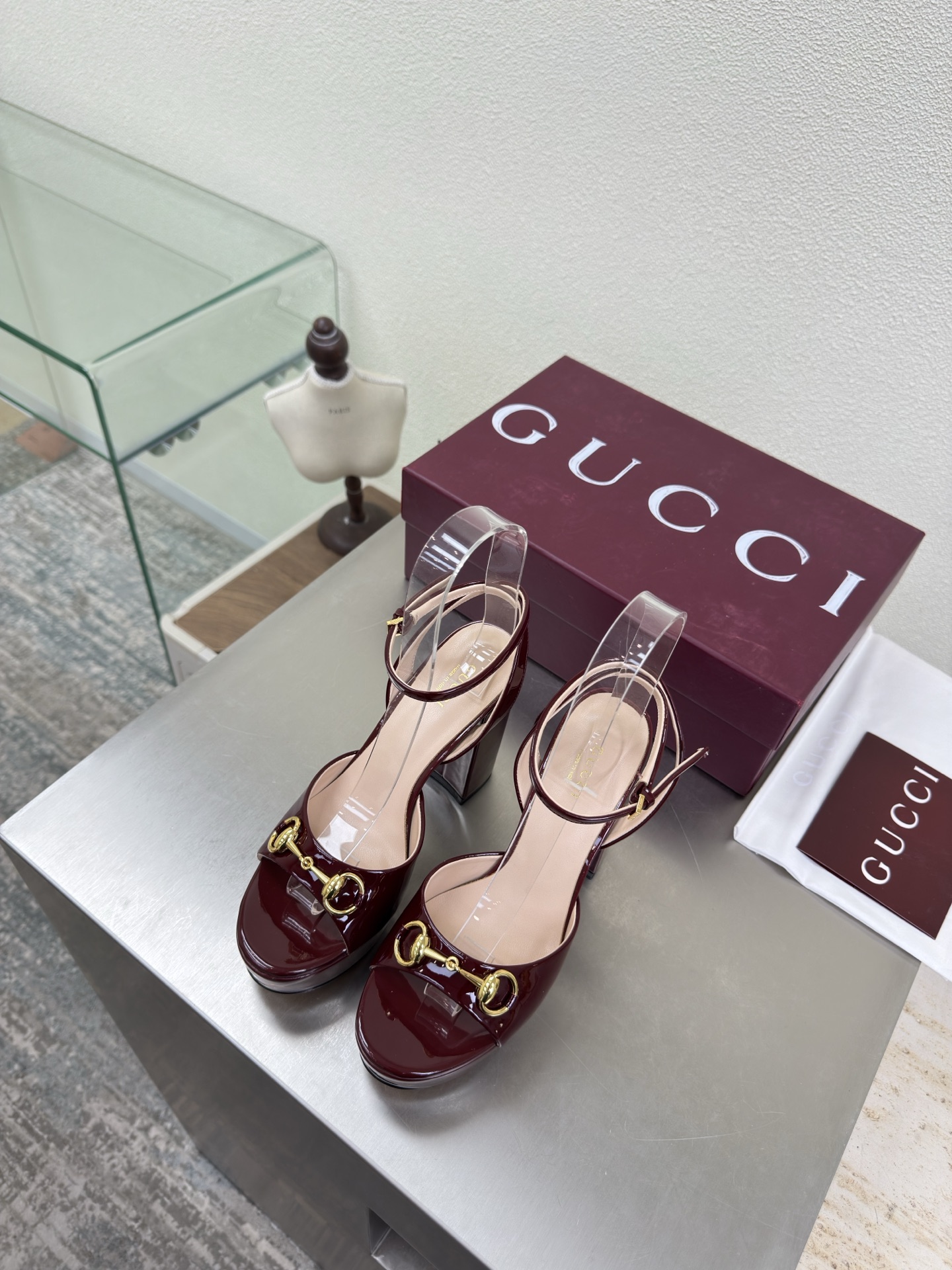 NO:706842,Thick heel thick sole Saddle buckle sandals GUCCI Exquisite gilt saddle buckle Burgundy calf patent leather logo Stylish brand LOGO with super recognition and high recognition Various brands are competing for brands, super series heels and high series GUCCI are not out of date Gucci Paris fashion show model  This series interprets new fashion charm and continues the ultra-high heel design. It has won the favor of well-known overseas bloggers and millions of fans. It is sold well at home and abroad and is out of stock in China. The top version is in candy color. Each color is beautiful and known. Multiple colors are available. Upper shoes: patent leather. Lining: imported leather sheep. Sole shoes: original genuine leather outsole. Size: 35 36 37 38 39 40 41 42 (order 40 41 42)  Packaging: GUCCI full set of original packaging, high heels and sandals, gucci, sandals, high heels, Leather soles19860909粗跟厚底 马鞍扣凉鞋 GUCCI  精致 鎏金马鞍扣  酒红小牛漆皮 logo   时尚的品牌LOGO持加,具有超辨高识度各品大争牌恐先推后出超系跟高列GUCCI不也落伍 Guccl巴黎时装秀场款 此系列演绎全新时尚魅力延续超高跟设计,深得海外知名博主青睐千万粉丝博主倾情演绎,畅销海内外国内已经断货,顶级版本糖果色配色,每个颜色都是绝美知知,多颜色供选 面鞋:漆面皮 里内:进口皮羊 底鞋:原版真皮大底 码数:35 36 37 38 39 40 41 42 (40 41 42订) 包装:GUCCI全套原包版装,高跟鞋凉鞋,gucci,sandals,high heels,Leather soles,Women's Shoes