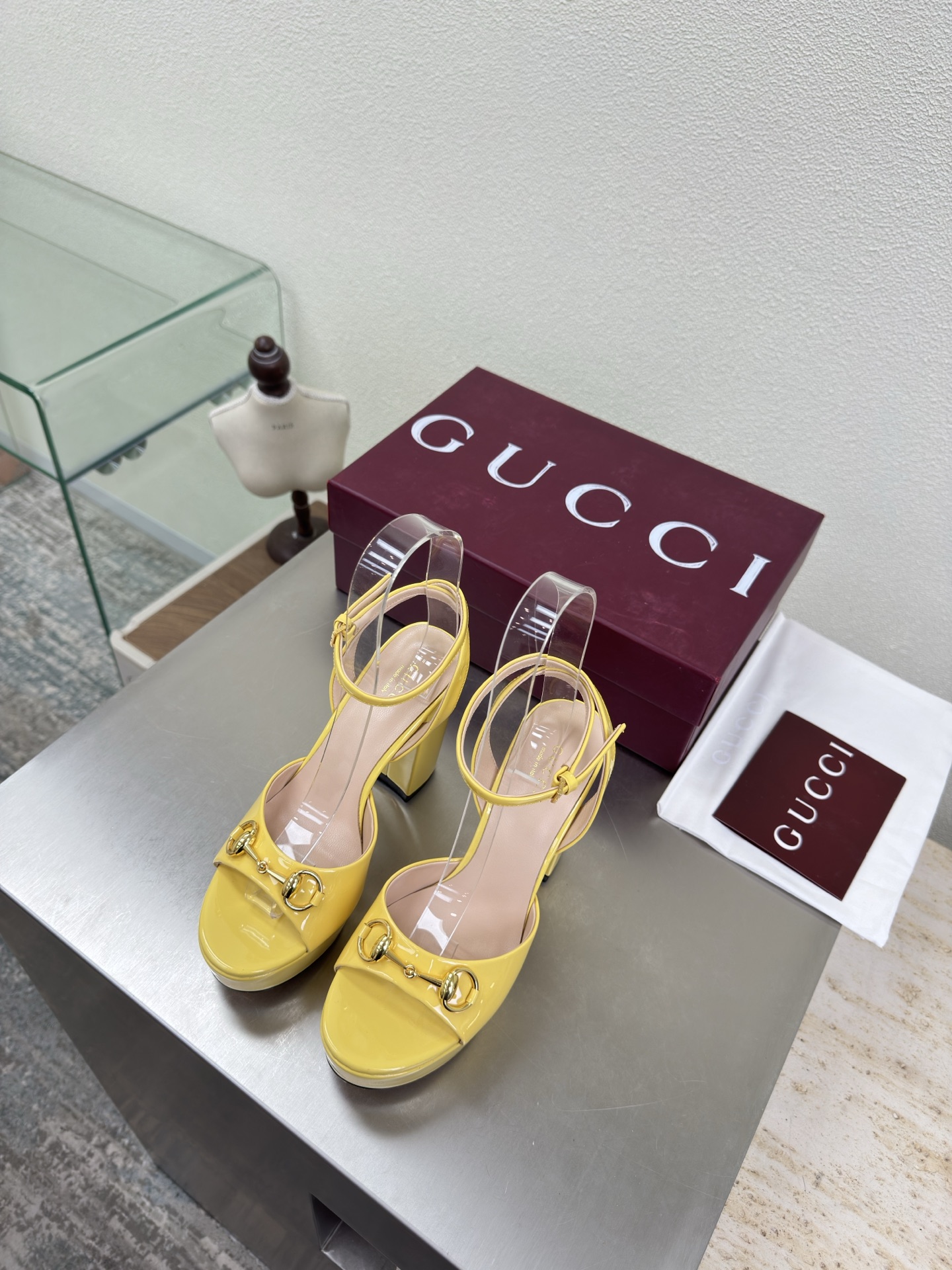 NO:706848,Thick heel, thick sole, saddle buckle sandals GUCCI, exquisite gilt saddle buckle, lemon yellow, calf patent leather logo, fashionable brand LOGO, super recognizable and highly recognizable. Various brands are competing for brands, and super series heels. GUCCI is not out of date. Gucci Paris fashion show model  This series interprets new fashion charm and continues the ultra-high heel design. It has won the favor of well-known overseas bloggers and millions of fans. It is sold well at home and abroad and is out of stock in China. The top version is in candy color. Each color is beautiful and known. Multiple colors are available. Upper shoes: patent leather. Lining: imported leather sheep. Sole shoes: original genuine leather outsole. Size: 35 36 37 38 39 40 41 42 (order 40 41 42)  Packaging: GUCCI full set of original packaging, high heels and sandals, gucci, sandals, high heels, Leather soles19860909粗跟厚底 马鞍扣凉鞋 GUCCI  精致 鎏金马鞍扣  柠檬黄 小牛漆皮 logo   时尚的品牌LOGO持加,具有超辨高识度各品大争牌恐先推后出超系跟高列GUCCI不也落伍 Guccl巴黎时装秀场款 此系列演绎全新时尚魅力延续超高跟设计,深得海外知名博主青睐千万粉丝博主倾情演绎,畅销海内外国内已经断货,顶级版本糖果色配色,每个颜色都是绝美知知,多颜色供选 面鞋:漆面皮 里内:进口皮羊 底鞋:原版真皮大底 码数:35 36 37 38 39 40 41 42 (40 41 42订) 包装:GUCCI全套原包版装,高跟鞋凉鞋,gucci,sandals,high heels,Leather soles,Women's Shoes
