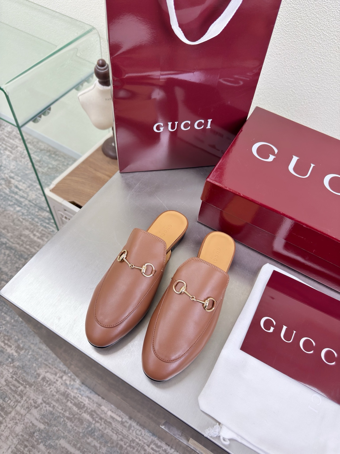 NO:706832,Gucci classic slippers are available in all colors. Order with pictures. Brown calfskin. Saddle buckle. New Gucci hot item. Upper with original rhinestone inlay. Classic logo. Exquisite golden foot logo. Genuine leather outsole imported from Italy. Bengal water-dyed cowhide. Lining.  43 Customized) With original packaging, half drag, gucci, slippers, cowhide, Leather soles19860909Gucci 经典款拖鞋 所有颜色都有 带图下单 棕色小牛皮 马鞍扣 新款Gucci  爆单品  鞋面采用原版水钻镶嵌 经典logo 精美金色垫脚logo 意大利进口真皮大底 孟加拉水染牛皮 内里 垫脚 经典五金扣 原版定制  码数35 36 37 38 39 40 41 42 43 （40 41 42 43 定制） 配原版包装,半拖,gucci,slippers,cowhide,Leather soles,Women's Shoes