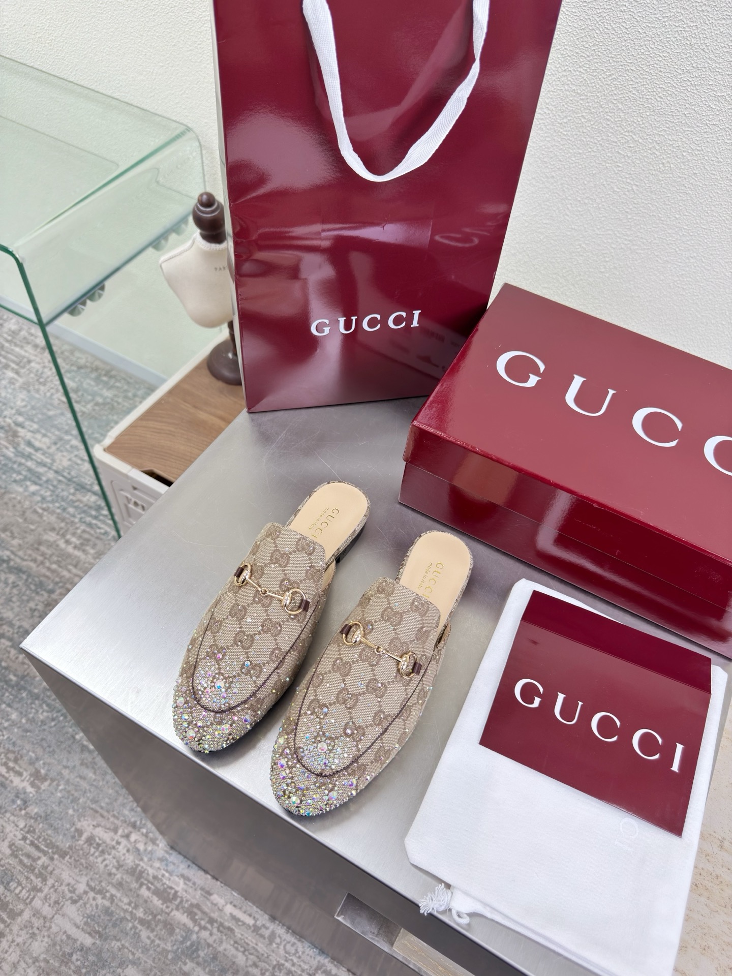 NO:706835,Diamond presbyopia slippers Gucci classic slippers All colors are available Order with picture Brown calfskin Saddle buckle New Gucci hot item Upper with original rhinestone inlay Classic logo Exquisite golden foot logo Italian imported genuine leather outsole Bangladesh water-dyed cowhide lining Foot Classic hardware buckle Original custom code number 35 36 37 38 39 40 41 42 43 (40  41 42 43 Customized) With original packaging, half drag, gucci, slippers, cowhide, Leather soles19860909钻石老花 拖鞋 Gucci 经典款拖鞋 所有颜色都有 带图下单 棕色小牛皮 马鞍扣 新款Gucci 爆单品  鞋面采用原版水钻镶嵌 经典logo 精美金色垫脚logo 意大利进口真皮大底 孟加拉水染牛皮 内里 垫脚 经典五金扣 原版定制  码数35 36 37 38 39 40 41 42 43 （40 41 42 43 定制） 配原版包装,半拖,gucci,slippers,cowhide,Leather soles,Women's Shoes