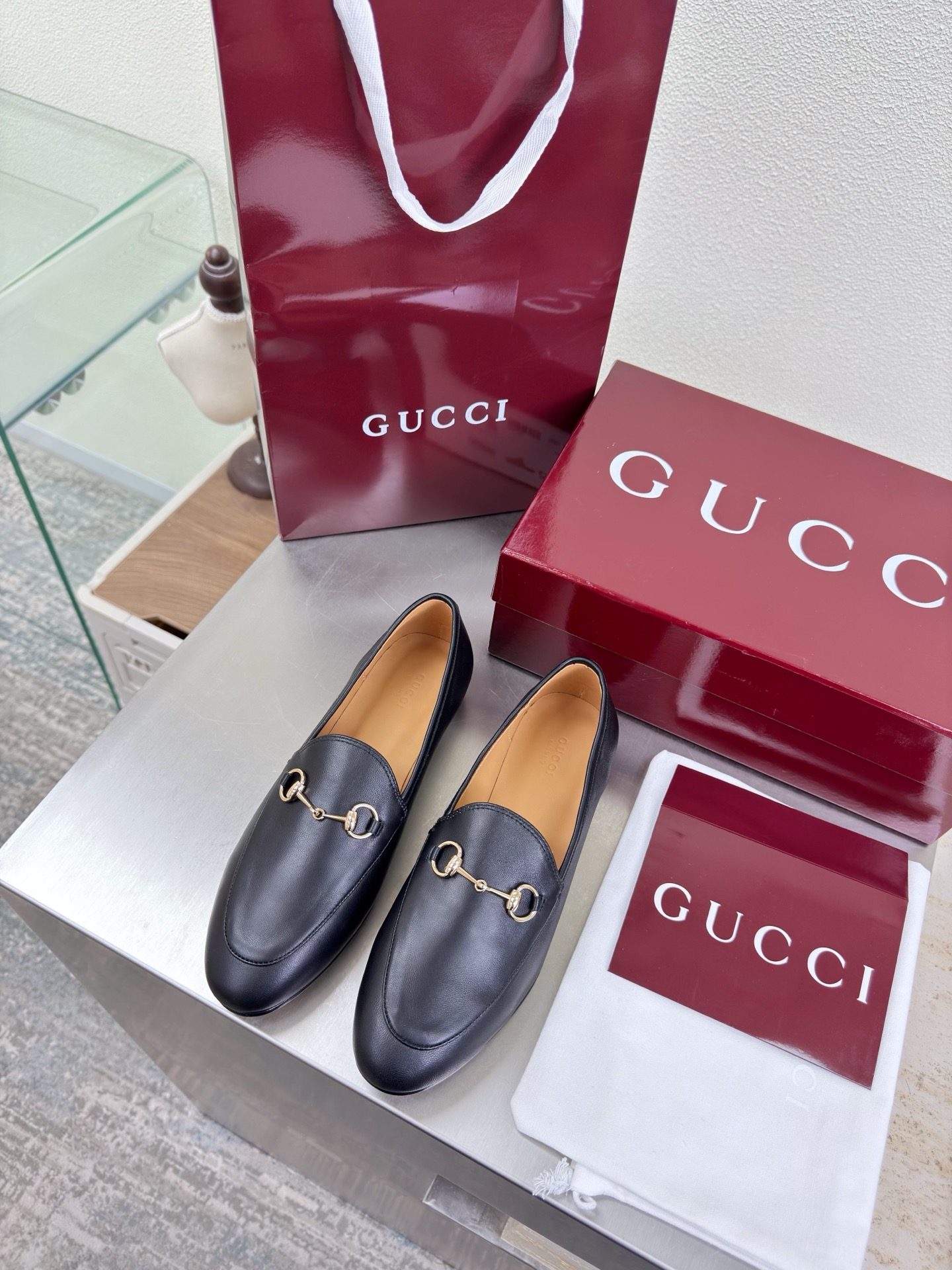 NO:706837,Gucci classic shoes are available in all colors. Order with picture. Haute couture boutique. Full package. Black calfskin. Saddle buckle. New Gucci hot item. Original rhinestone inlay on the upper. Classic logo. Exquisite golden foot logo. Genuine leather outsole imported from Italy. Bengal water-dyed cowhide. Lining.  (40 41 42 43 customized) With original packaging, half drag, gucci, cowhide, Leather soles19860909Gucci 经典款单鞋 所有颜色都有 带图下单 高定精品 全套包装 黑色 小牛皮 马鞍扣 新款Gucci  爆单品  鞋面采用原版水钻镶嵌 经典logo 精美金色垫脚logo 意大利进口真皮大底 孟加拉水染牛皮 内里 垫脚 经典五金扣 原版定制  码数35 36 37 38 39 40 41 42 43 （40 41 42 43 定制） 配原版包装,半拖,gucci,cowhide,Leather soles,Women's Shoes