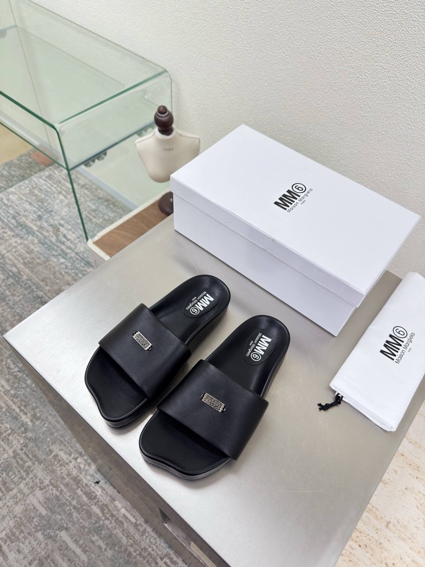 NO:706846,MM6 super comfortable thick-soled slippers flat 3cm black lambskin lining lambskin MaisonMargiela Maison Margiela MM6 is coming!  It smells so good. It has a beautiful and colorful girly feel!   A fashion item not to be missed. Simple and stylish beauty. A must-have item. Fashionable age-reducing artifact. Casual and honest feeling. Simple and advanced design. Incorporates the unique logo of MM6. Suitable for daily leisure and vacation. Versatile. Really comfortable. Original consistent and comfortable molded outsole. Split design. Original consistent material. Standard original order. Please look for our high-end goods. 35 36 37 38 39 40 41 (40)  41 customized), slippers, masion margiela, masion margiela, slippers, sheepskin19860909MM6 超级舒适 厚底拖鞋 平底 3cm 黑色 小羊皮 内里 小羊皮 MaisonMargiela 马吉拉 MM6 火爆来袭！太香了  靓丽多彩少女感扑面而来！  不容错过的时尚单品 简单又有格调的美 跑量扛把子  必入单品 时尚减龄神器 随性率真的感脚 简单高级的设计 融入MM6独有的标志 同时满足日常 休闲渡假 百搭 真心巴适 原版一致舒适成型大底 分体设计  原版一致材料 对标原单 请认准咱家高货 35 36 37 38 39 40 41（40 41 定制）,拖鞋,masion margiela,masion margiela,slippers,sheepskin,Women's Shoes