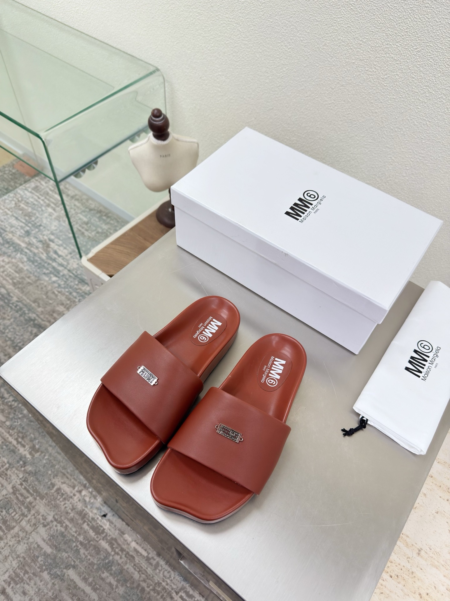 NO:706820,MM6 super comfortable thick-soled slippers flat 3cm brown lambskin lining lambskin MaisonMargiela Maison Margiela MM6 is coming!  It smells so good. It has a beautiful and colorful girly feel!   A fashion item not to be missed. Simple and stylish beauty. A must-have item. Fashionable age-reducing artifact. Casual and honest feeling. Simple and advanced design. Incorporates the unique logo of MM6. Suitable for daily leisure and vacation. Versatile. Really comfortable. Original consistent and comfortable molded outsole. Split design. Original consistent material. Standard original order. Please look for our high-end goods. 35 36 37 38 39 40 41 (40)  41 customized), slippers, masion margiela, masion margiela, slippers, sheepskin19860909MM6 超级舒适 厚底拖鞋 平底 3cm 棕色 小羊皮 内里 小羊皮 MaisonMargiela 马吉拉 MM6 火爆来袭！太香了  靓丽多彩少女感扑面而来！  不容错过的时尚单品 简单又有格调的美 跑量扛把子  必入单品 时尚减龄神器 随性率真的感脚 简单高级的设计 融入MM6独有的标志 同时满足日常 休闲渡假 百搭 真心巴适 原版一致舒适成型大底 分体设计  原版一致材料 对标原单 请认准咱家高货 35 36 37 38 39 40 41（40 41 定制）,拖鞋,masion margiela,masion margiela,slippers,sheepskin,Women's Shoes