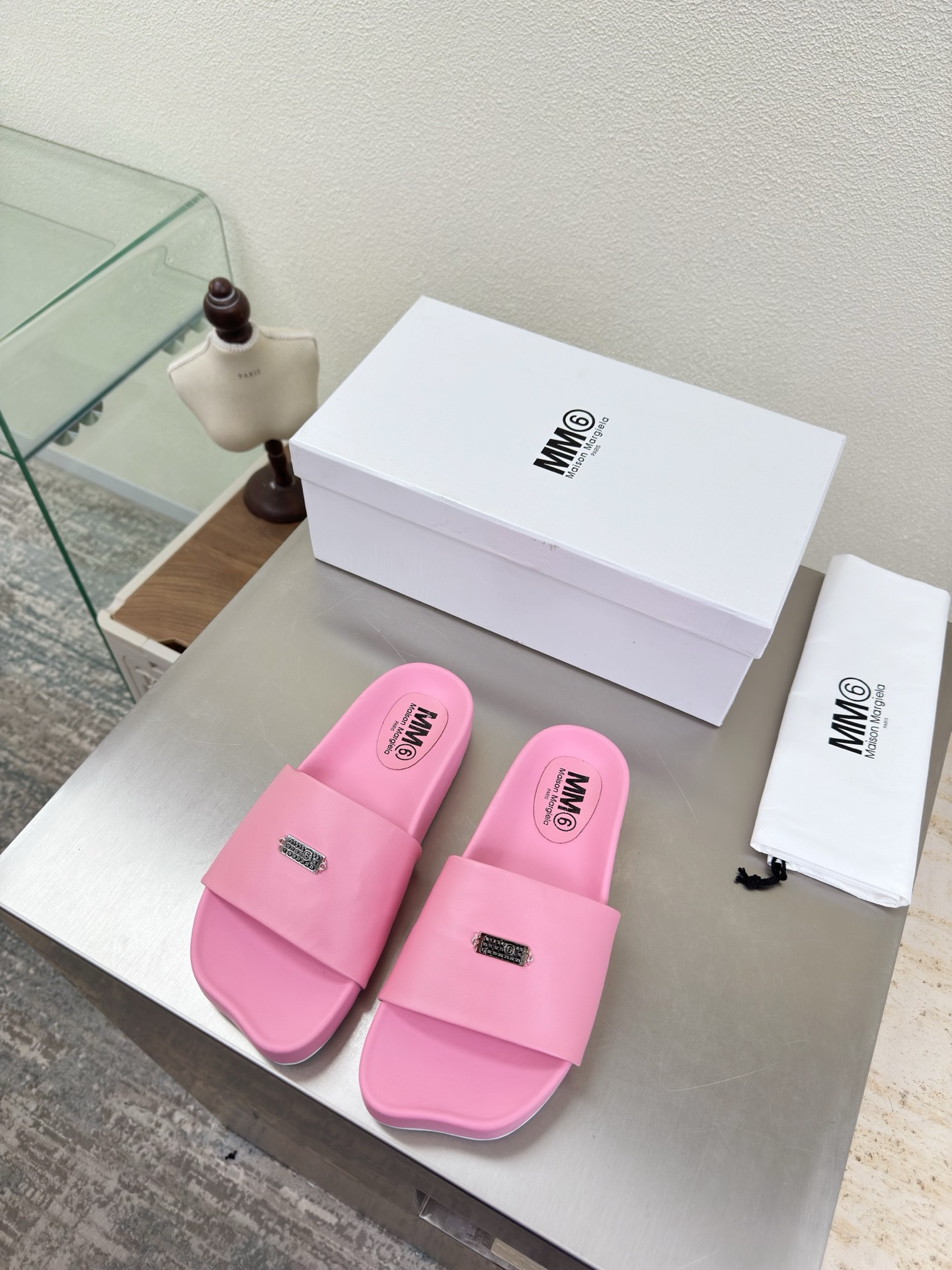 NO:706823,MM6 super comfortable thick-soled slippers flat 3cm pink lambskin lining lambskin MaisonMargiela Maison Margiela MM6 is coming!  It smells so good. It has a beautiful and colorful girly feel!   A fashion item not to be missed. Simple and stylish beauty. A must-have item. Fashionable age-reducing artifact. Casual and honest feeling. Simple and advanced design. Incorporates the unique logo of MM6. Suitable for daily leisure and vacation. Versatile. Really comfortable. Original consistent and comfortable molded outsole. Split design. Original consistent material. Standard original order. Please look for our high-end goods. 35 36 37 38 39 40 41 (40)  41 customized), slippers, masion margiela, masion margiela, slippers, sheepskin19860909MM6 超级舒适 厚底拖鞋 平底 3cm 粉色 小羊皮 内里 小羊皮 MaisonMargiela 马吉拉 MM6 火爆来袭！太香了  靓丽多彩少女感扑面而来！  不容错过的时尚单品 简单又有格调的美 跑量扛把子  必入单品 时尚减龄神器 随性率真的感脚 简单高级的设计 融入MM6独有的标志 同时满足日常 休闲渡假 百搭 真心巴适 原版一致舒适成型大底 分体设计  原版一致材料 对标原单 请认准咱家高货 35 36 37 38 39 40 41（40 41 定制）,拖鞋,masion margiela,masion margiela,slippers,sheepskin,Women's Shoes